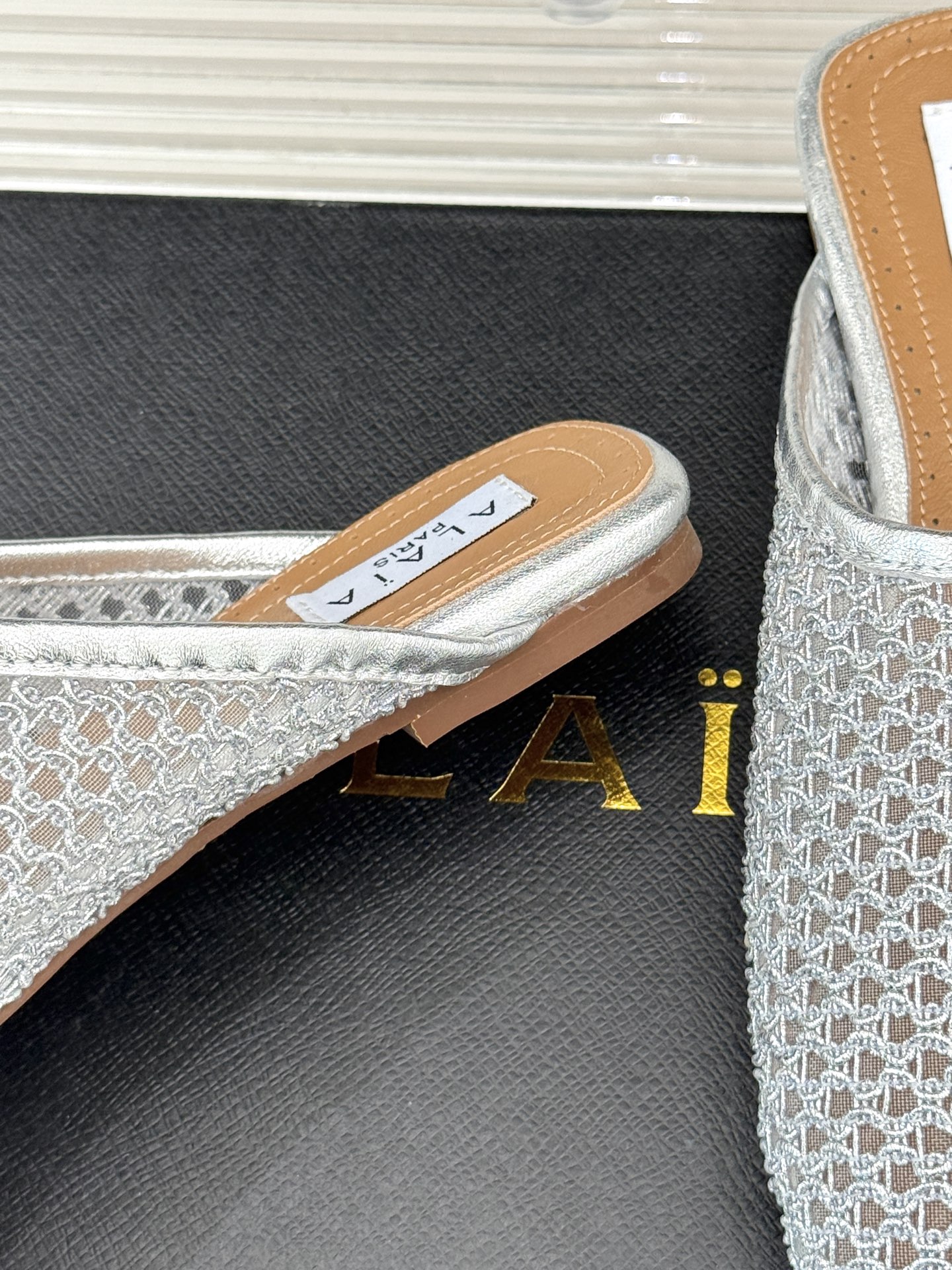 
AlAIA｜阿莱亚经典复古网面平底半拖鞋
满满的少女风 既摩登又复古的味道 
非常的简约大气 不管是半
