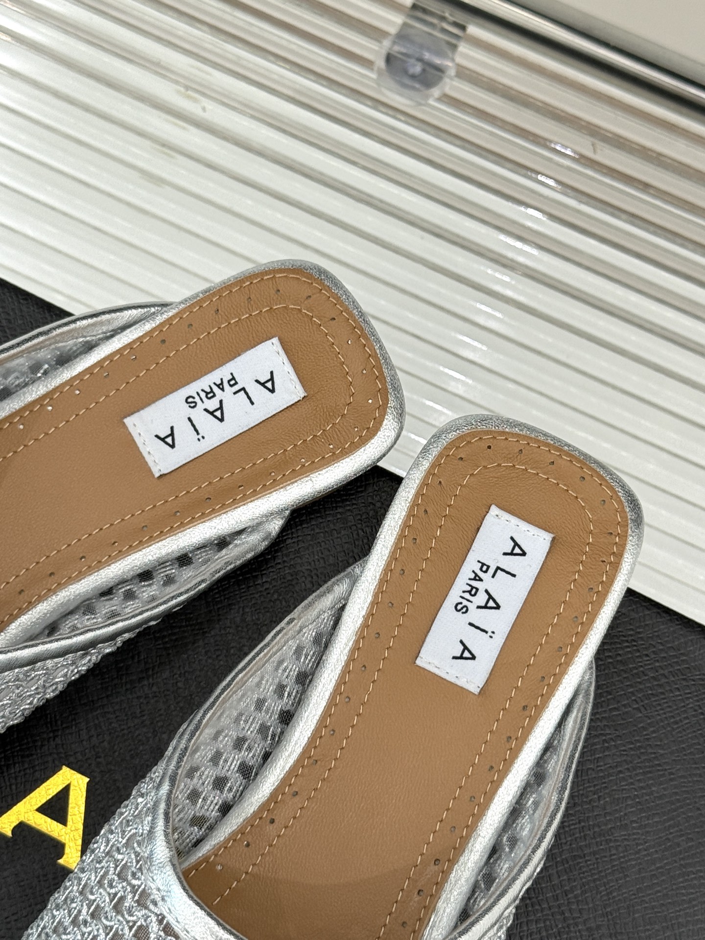 
AlAIA｜阿莱亚经典复古网面平底半拖鞋
满满的少女风 既摩登又复古的味道 
非常的简约大气 不管是半