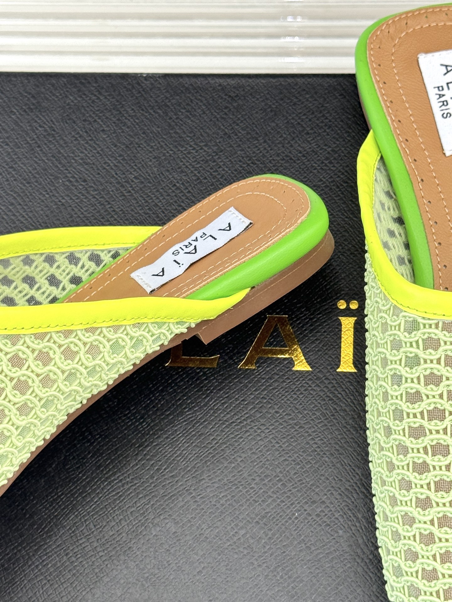 
AlAIA｜阿莱亚经典复古网面平底半拖鞋
满满的少女风 既摩登又复古的味道 
非常的简约大气 不管是半