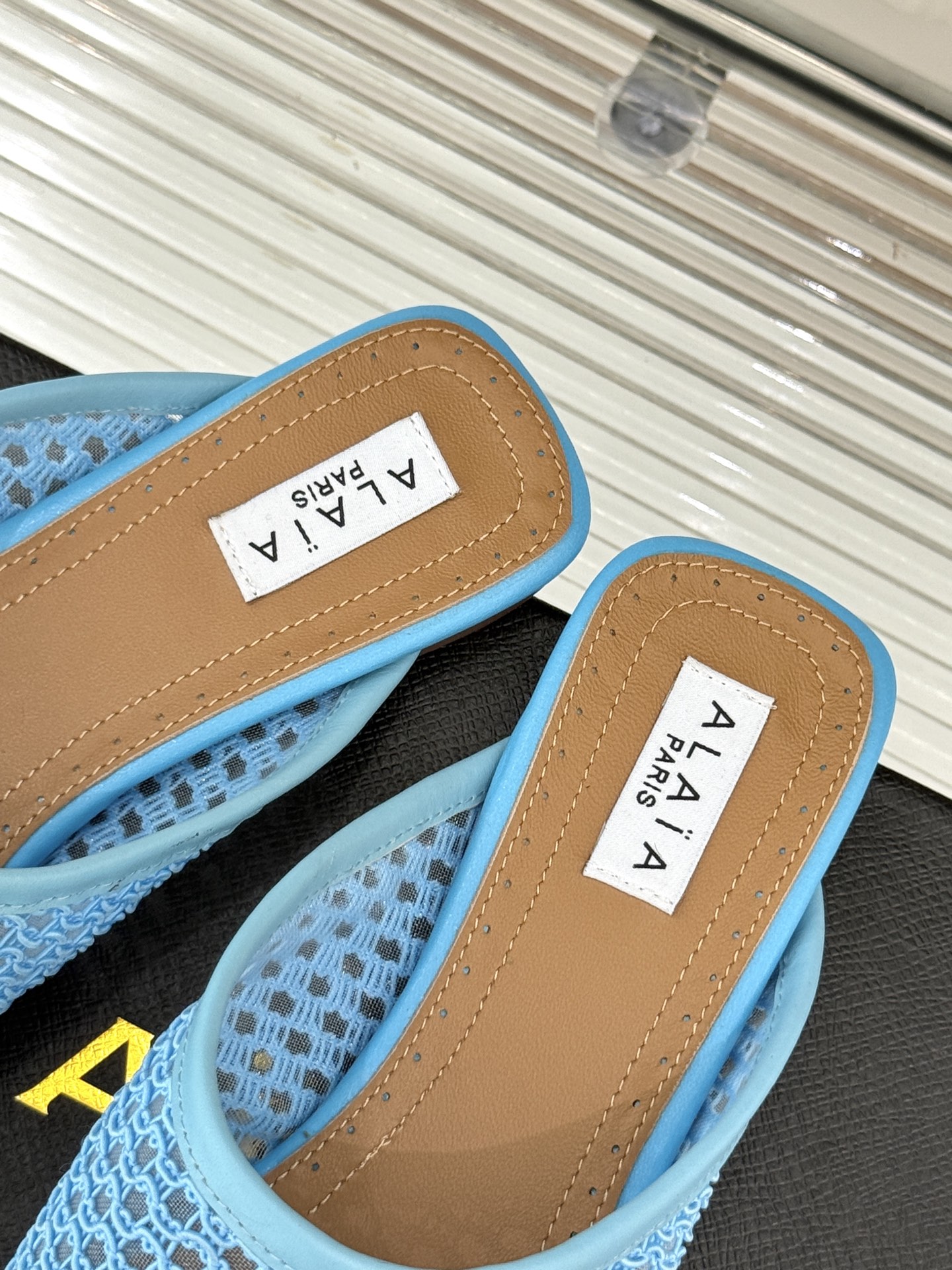 
AlAIA｜阿莱亚经典复古网面平底半拖鞋
满满的少女风 既摩登又复古的味道 
非常的简约大气 不管是半