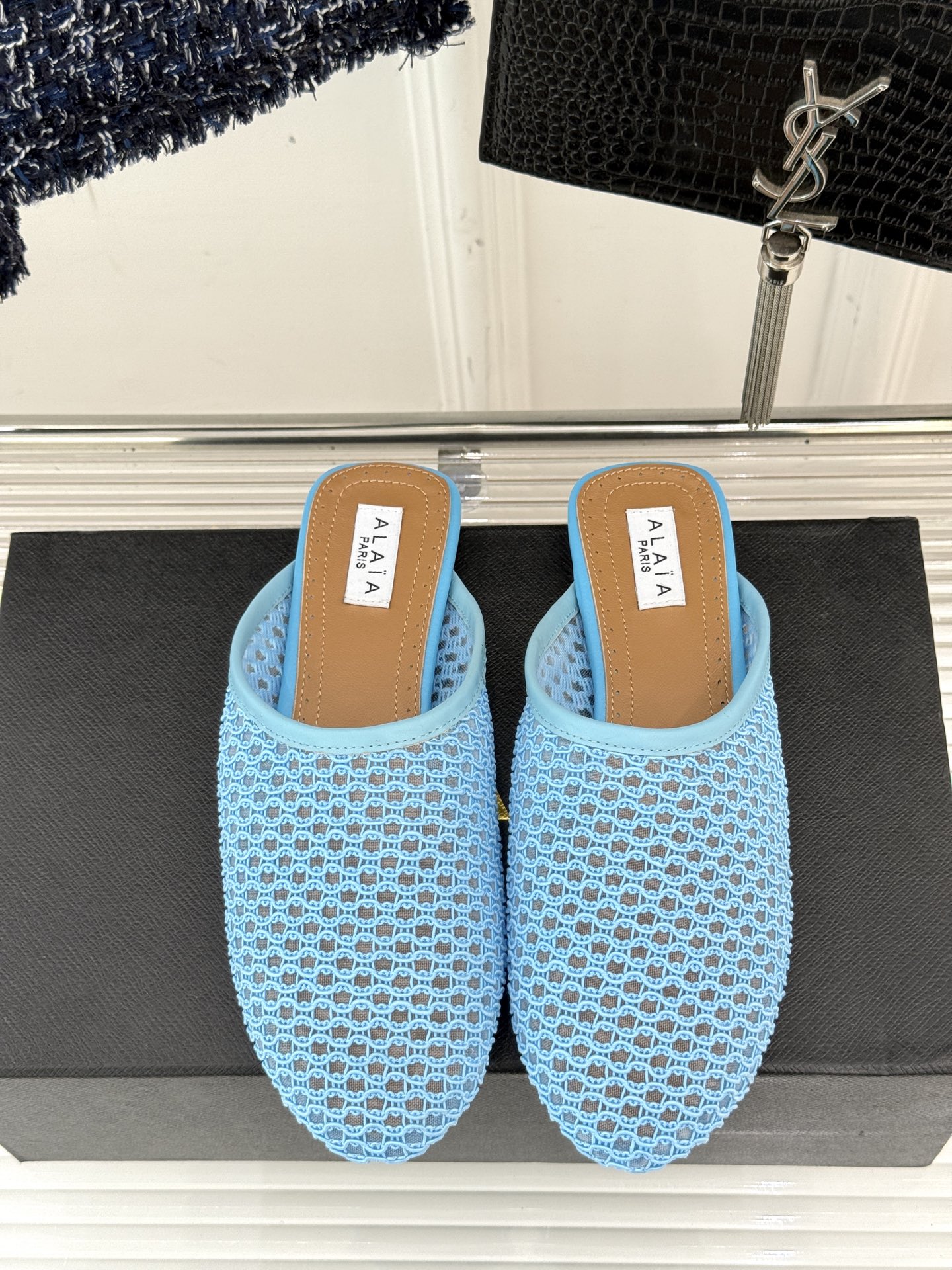 
AlAIA｜阿莱亚经典复古网面平底半拖鞋
满满的少女风 既摩登又复古的味道 
非常的简约大气 不管是半