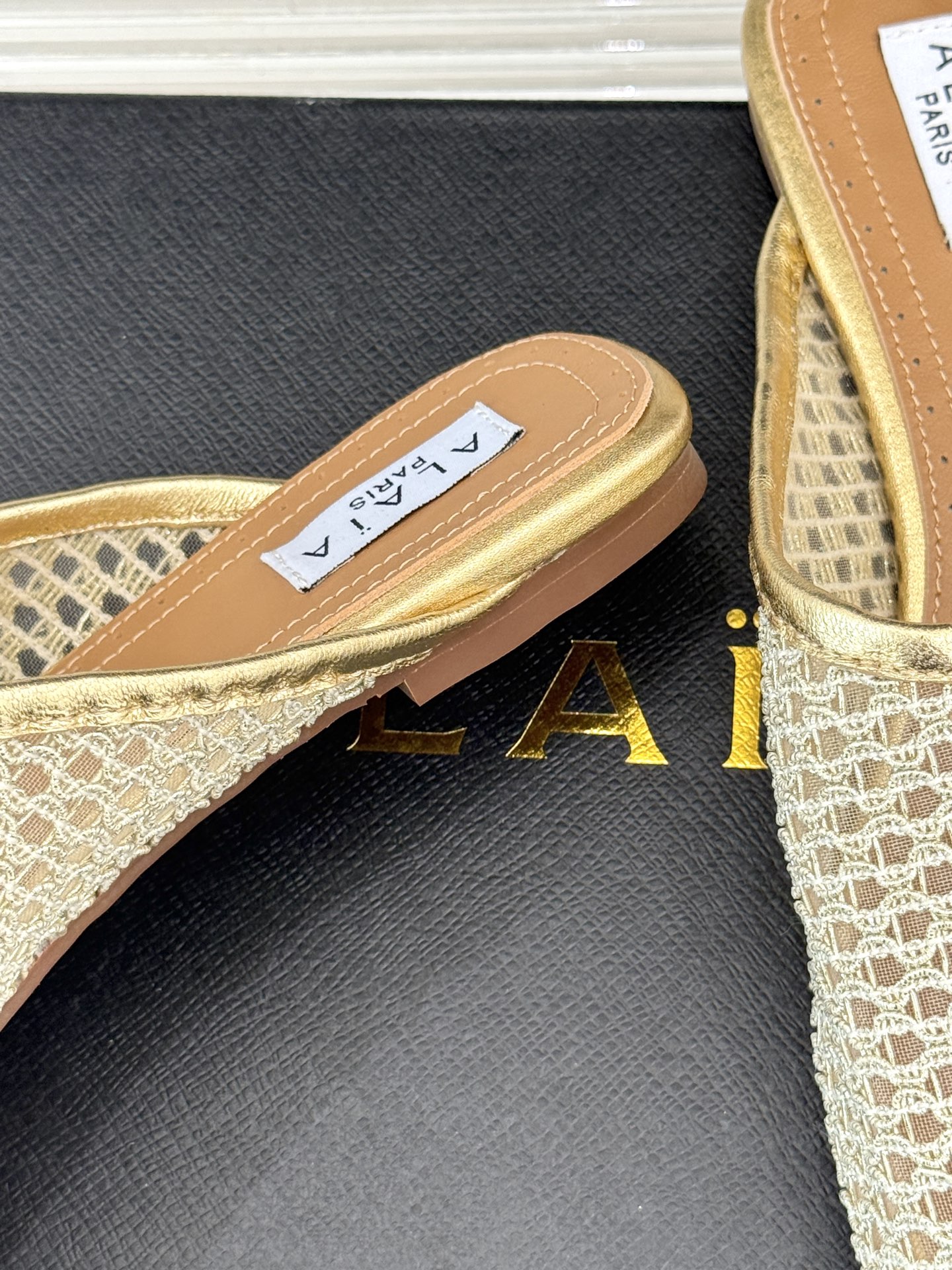 
AlAIA｜阿莱亚经典复古网面平底半拖鞋
满满的少女风 既摩登又复古的味道 
非常的简约大气 不管是半