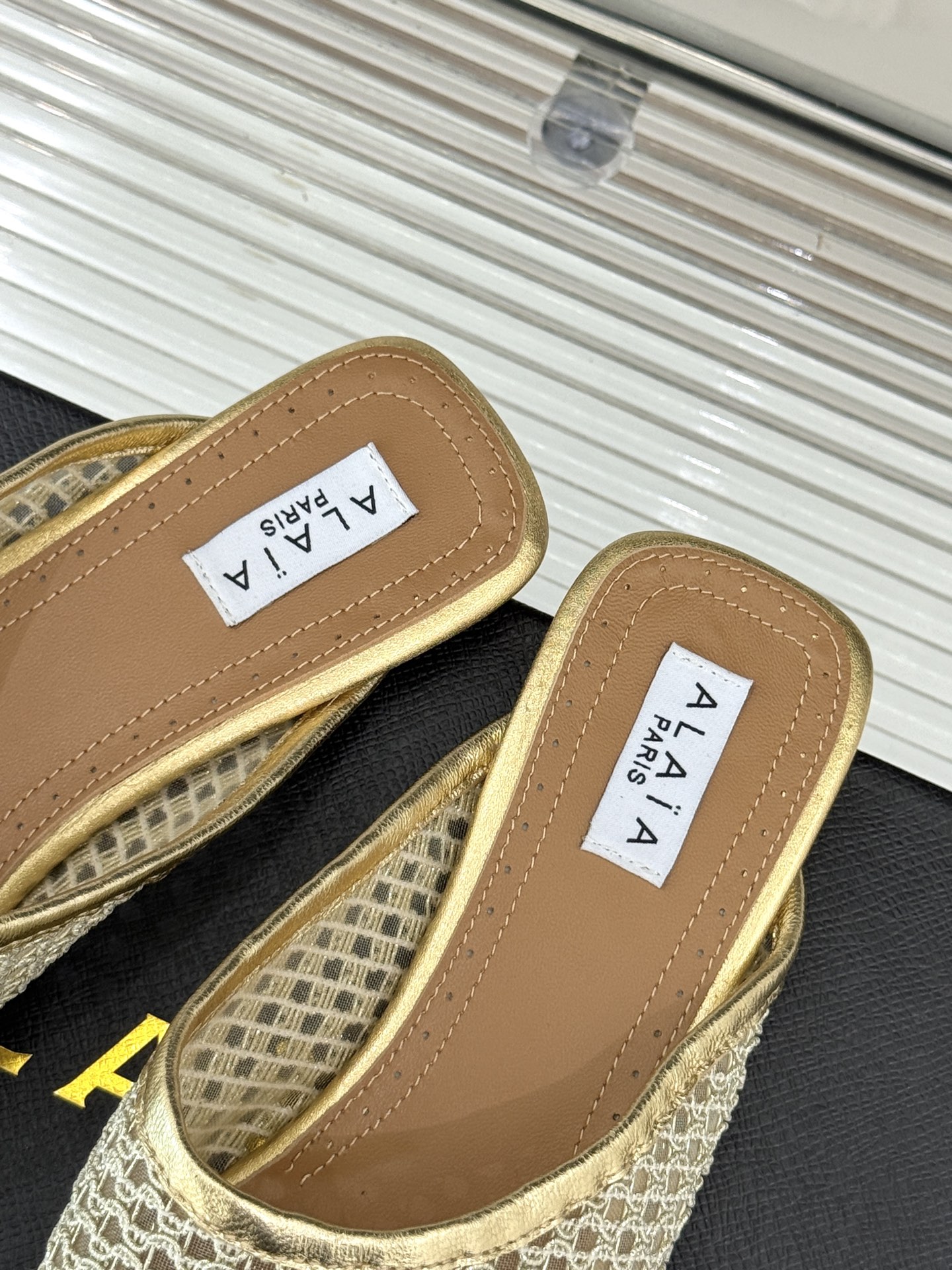 
AlAIA｜阿莱亚经典复古网面平底半拖鞋
满满的少女风 既摩登又复古的味道 
非常的简约大气 不管是半