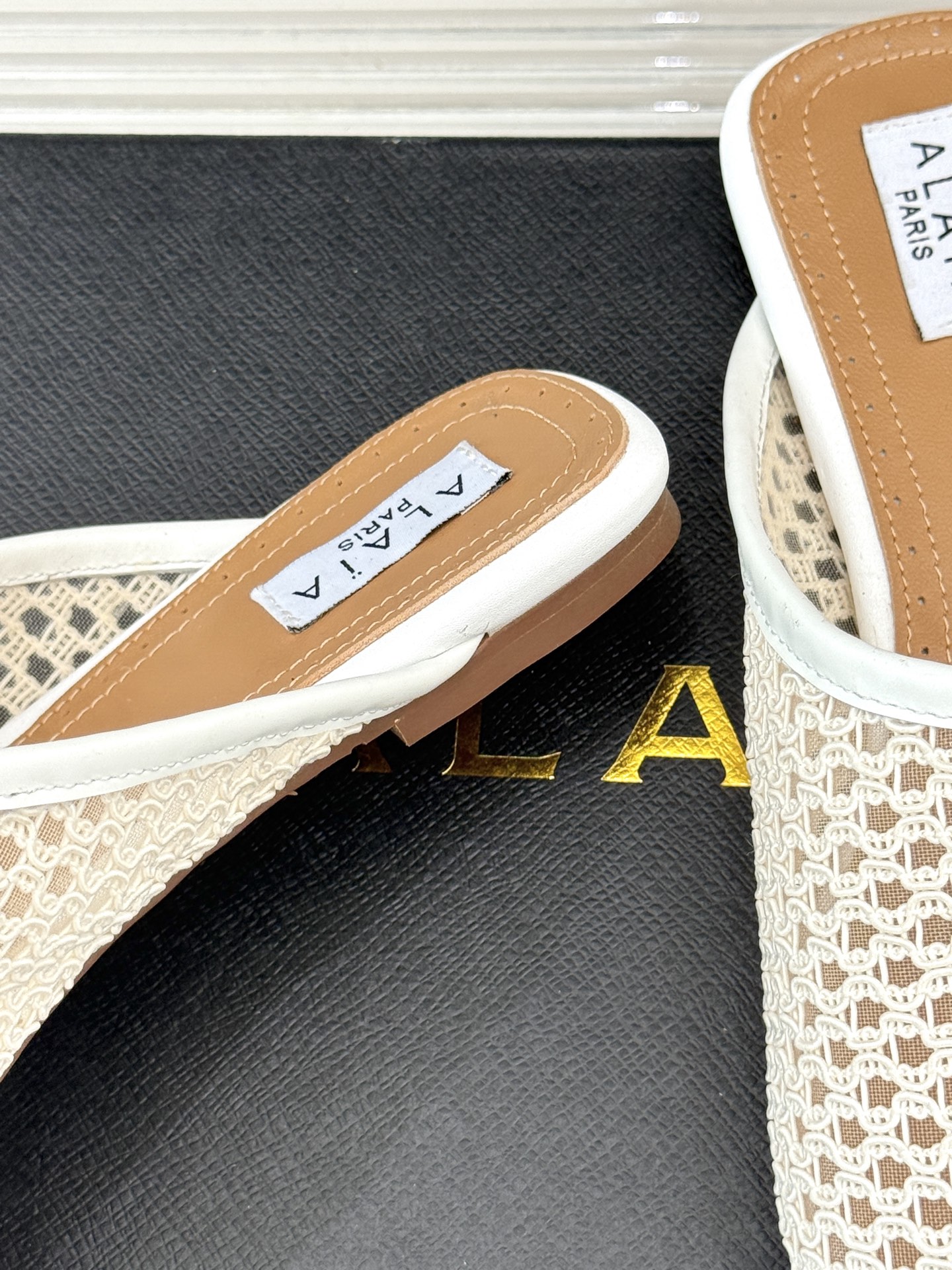 
AlAIA｜阿莱亚经典复古网面平底半拖鞋
满满的少女风 既摩登又复古的味道 
非常的简约大气 不管是半
