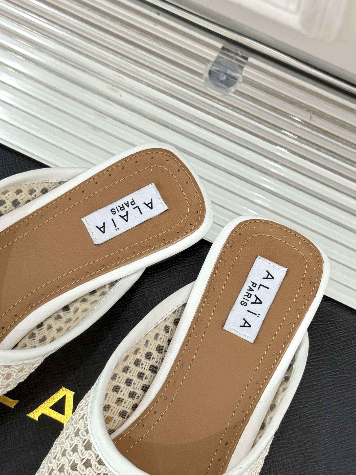 
AlAIA｜阿莱亚经典复古网面平底半拖鞋
满满的少女风 既摩登又复古的味道 
非常的简约大气 不管是半