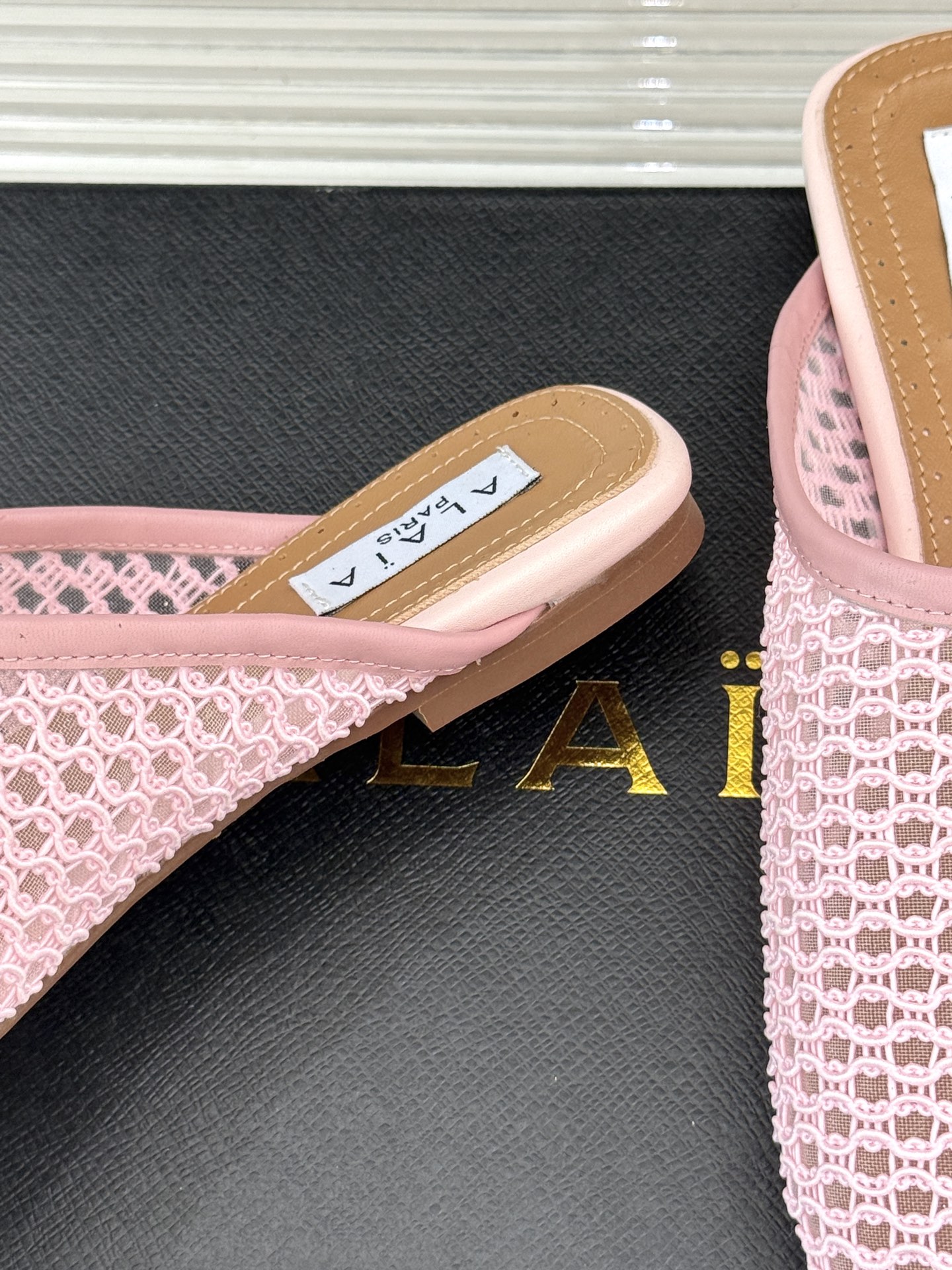 
AlAIA｜阿莱亚经典复古网面平底半拖鞋
满满的少女风 既摩登又复古的味道 
非常的简约大气 不管是半