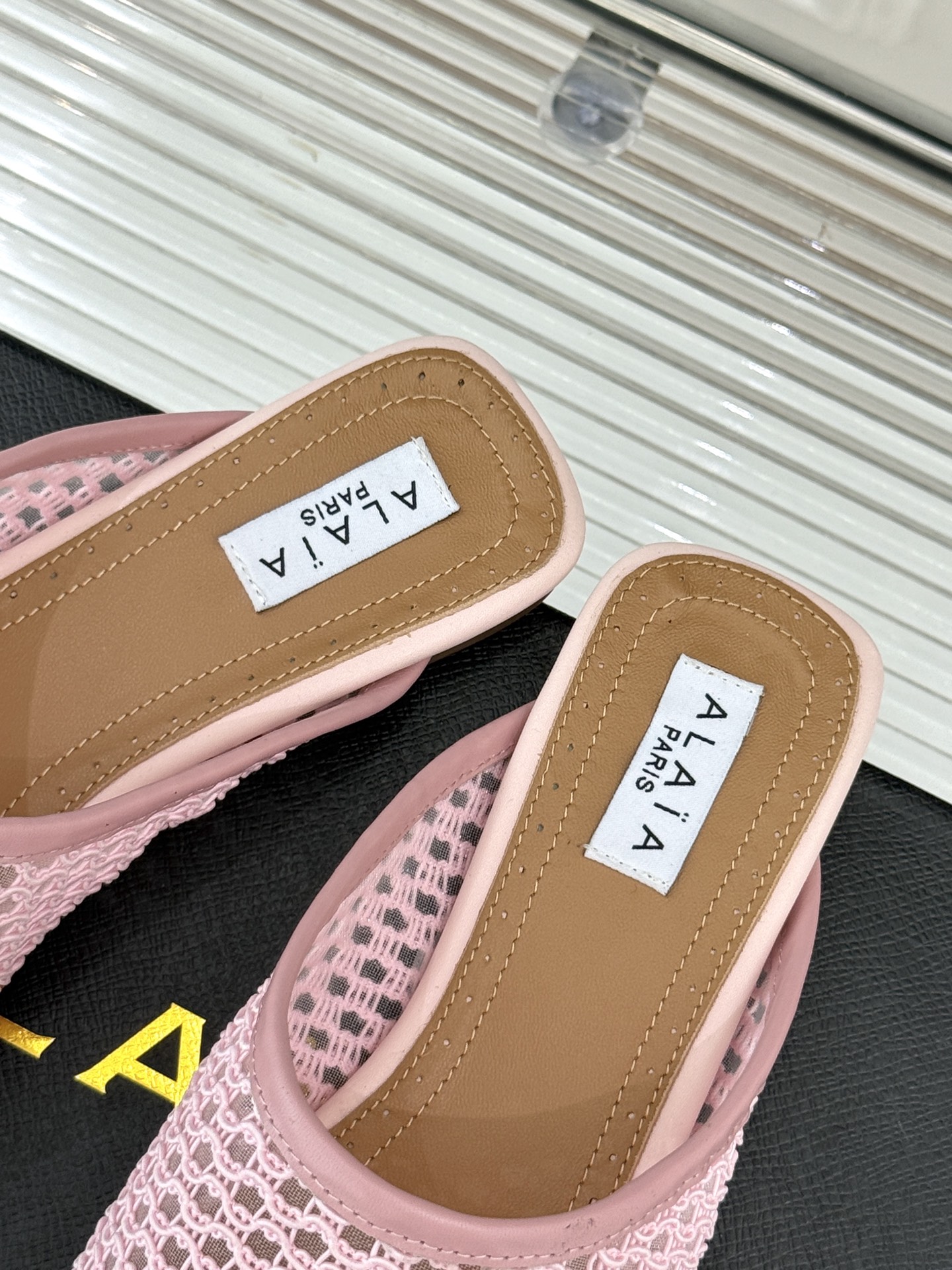 
AlAIA｜阿莱亚经典复古网面平底半拖鞋
满满的少女风 既摩登又复古的味道 
非常的简约大气 不管是半