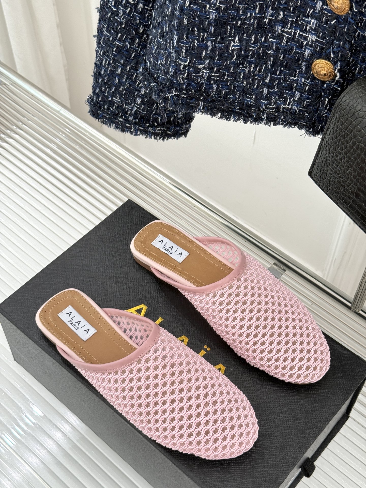 
AlAIA｜阿莱亚经典复古网面平底半拖鞋
满满的少女风 既摩登又复古的味道 
非常的简约大气 不管是半