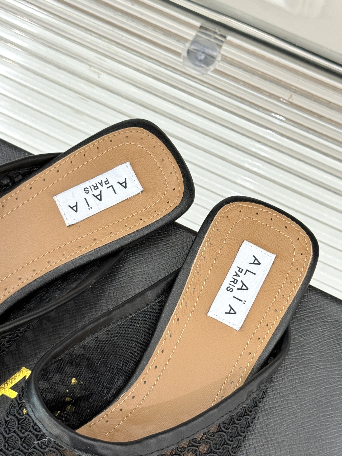 
AlAIA｜阿莱亚经典复古网面平底半拖鞋
满满的少女风 既摩登又复古的味道 
非常的简约大气 不管是半