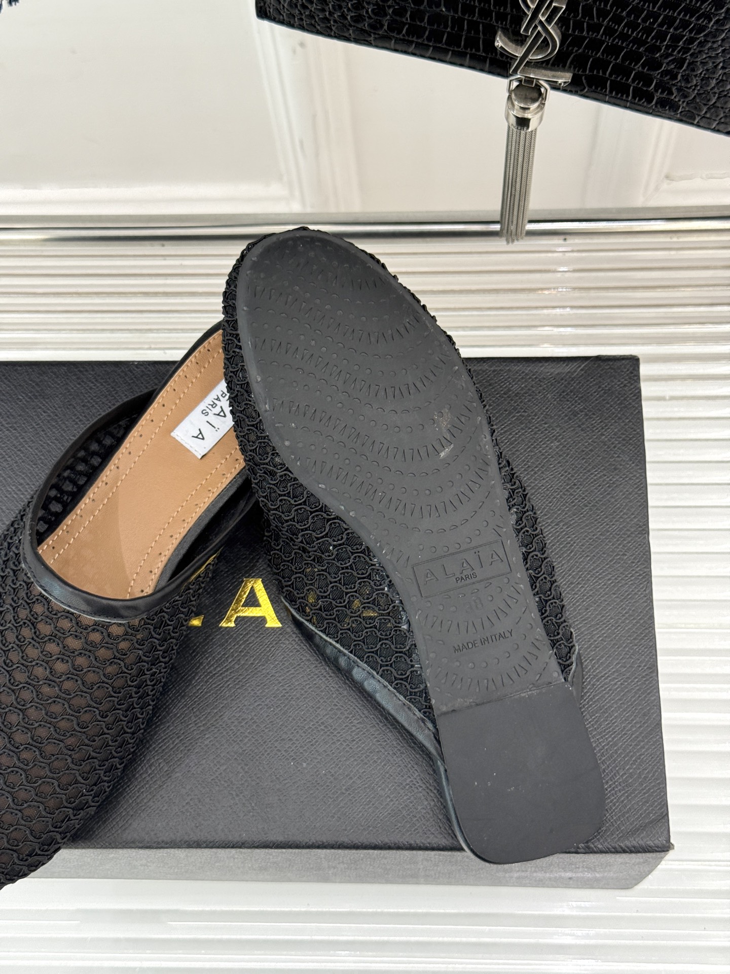 
AlAIA｜阿莱亚经典复古网面平底半拖鞋
满满的少女风 既摩登又复古的味道 
非常的简约大气 不管是半