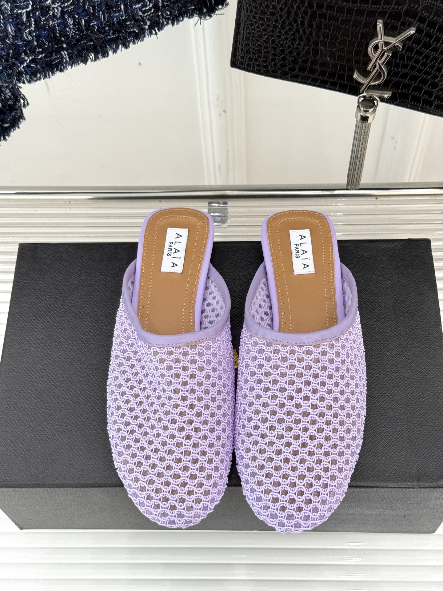
AlAIA｜阿莱亚经典复古网面平底半拖鞋
满满的少女风 既摩登又复古的味道 
非常的简约大气 不管是半