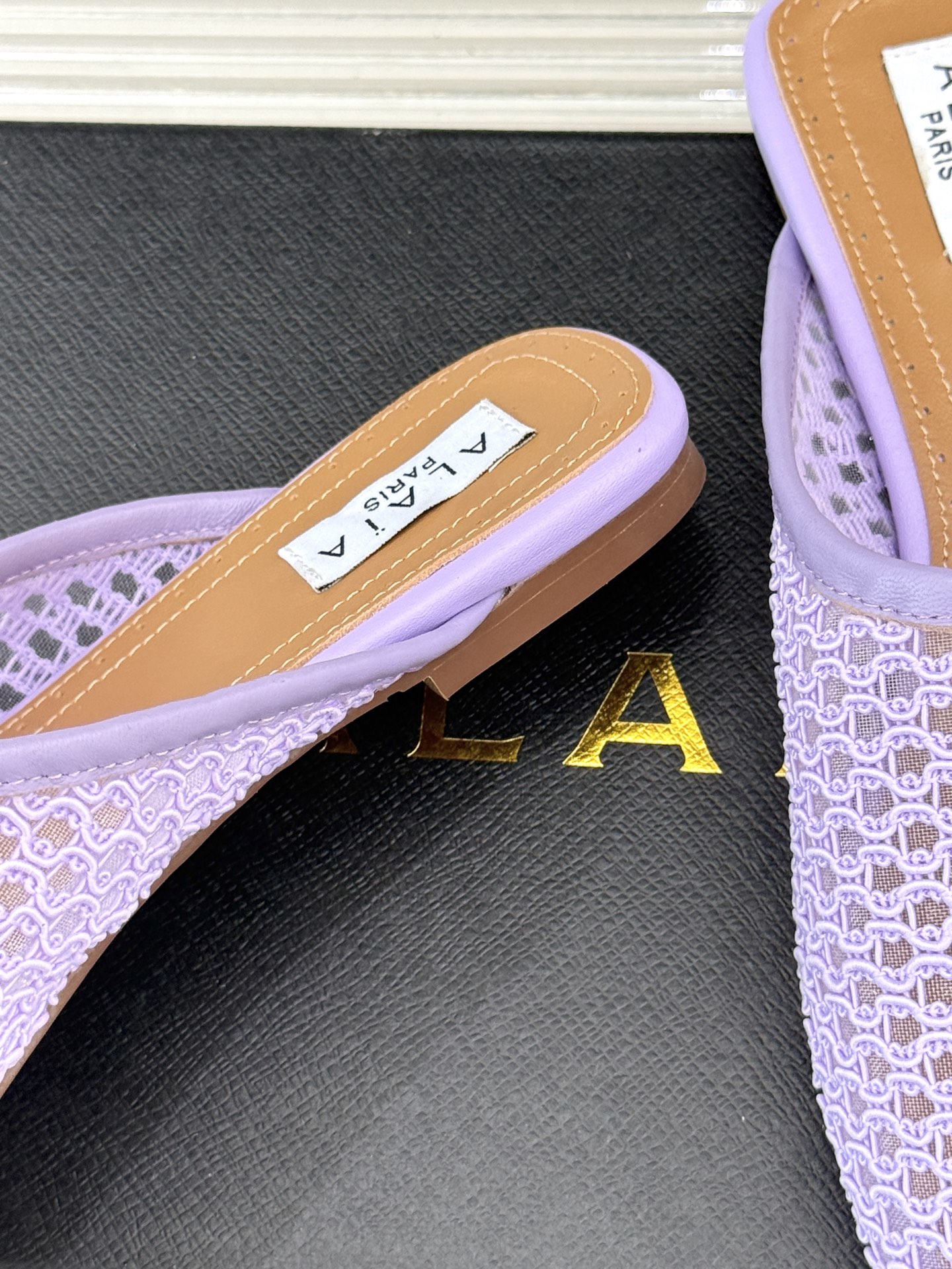 
AlAIA｜阿莱亚经典复古网面平底半拖鞋
满满的少女风 既摩登又复古的味道 
非常的简约大气 不管是半