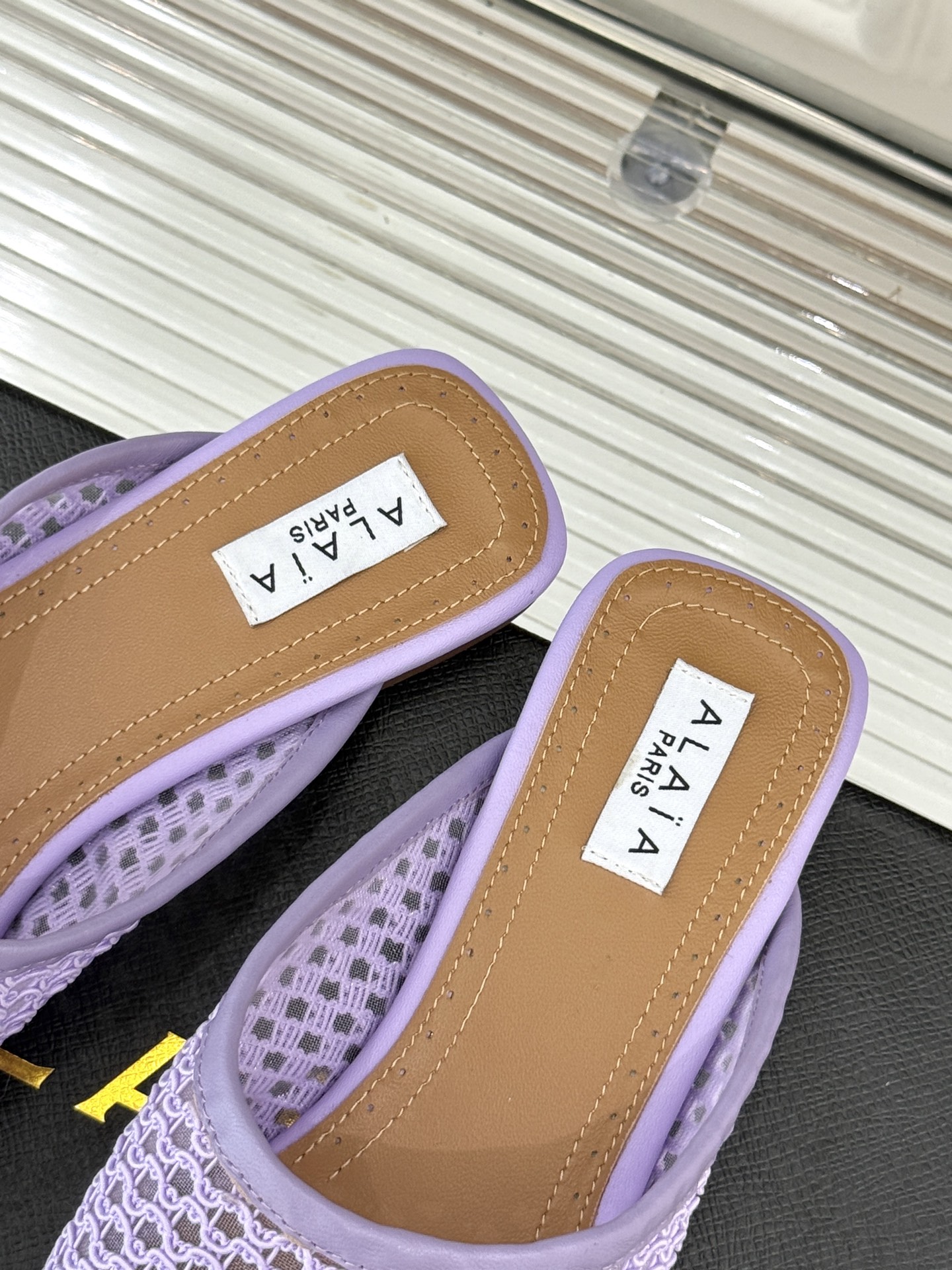
AlAIA｜阿莱亚经典复古网面平底半拖鞋
满满的少女风 既摩登又复古的味道 
非常的简约大气 不管是半