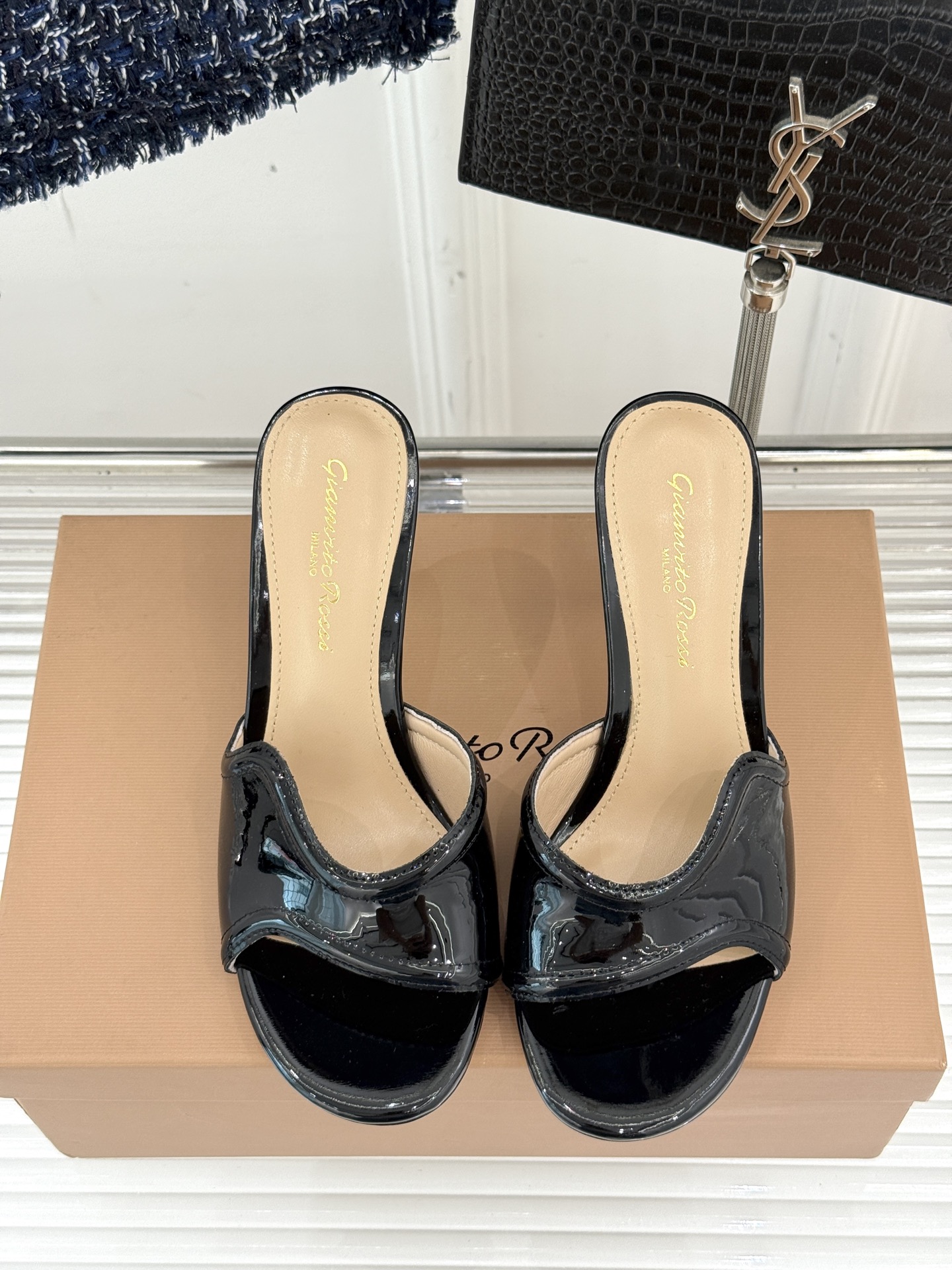 
GianvitoRossi/吉安维托罗西经典
绝美高跟拖鞋
本季细带高跟凉鞋也太美了吧
仙女必备！婚礼
