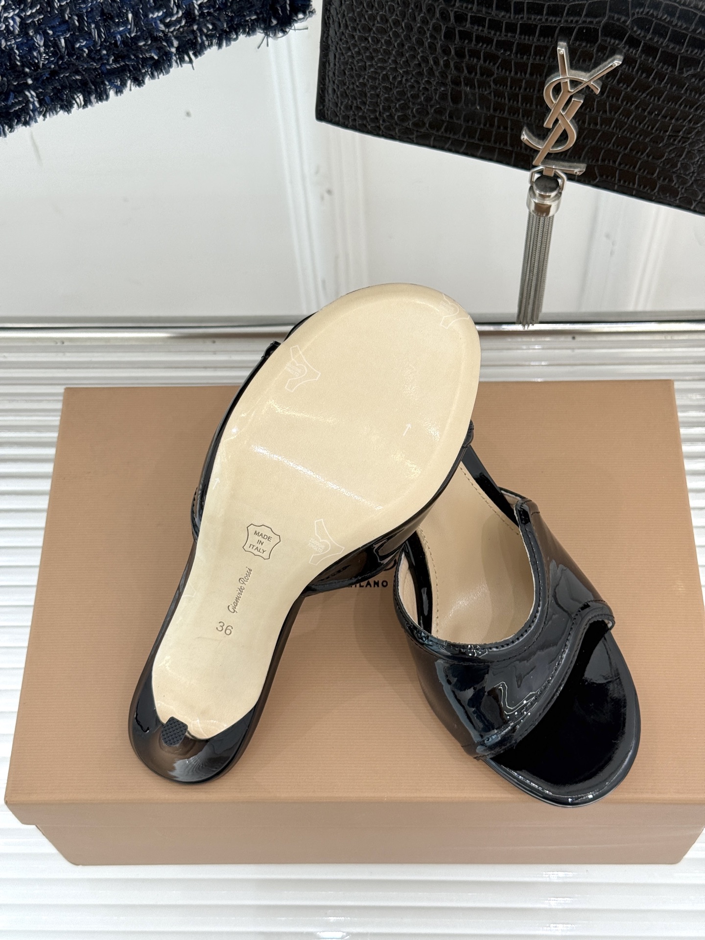 
GianvitoRossi/吉安维托罗西经典
绝美高跟拖鞋
本季细带高跟凉鞋也太美了吧
仙女必备！婚礼