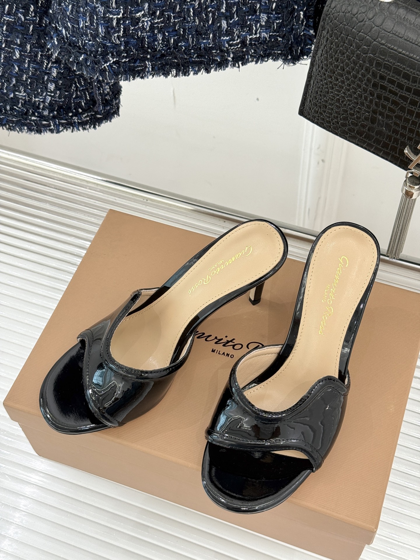 
GianvitoRossi/吉安维托罗西经典
绝美高跟拖鞋
本季细带高跟凉鞋也太美了吧
仙女必备！婚礼