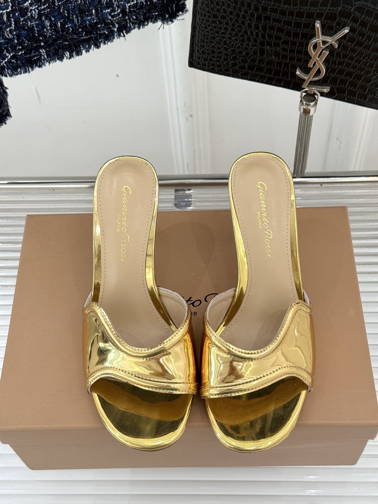 
GianvitoRossi/吉安维托罗西经典
绝美高跟拖鞋
本季细带高跟凉鞋也太美了吧
仙女必备！婚礼