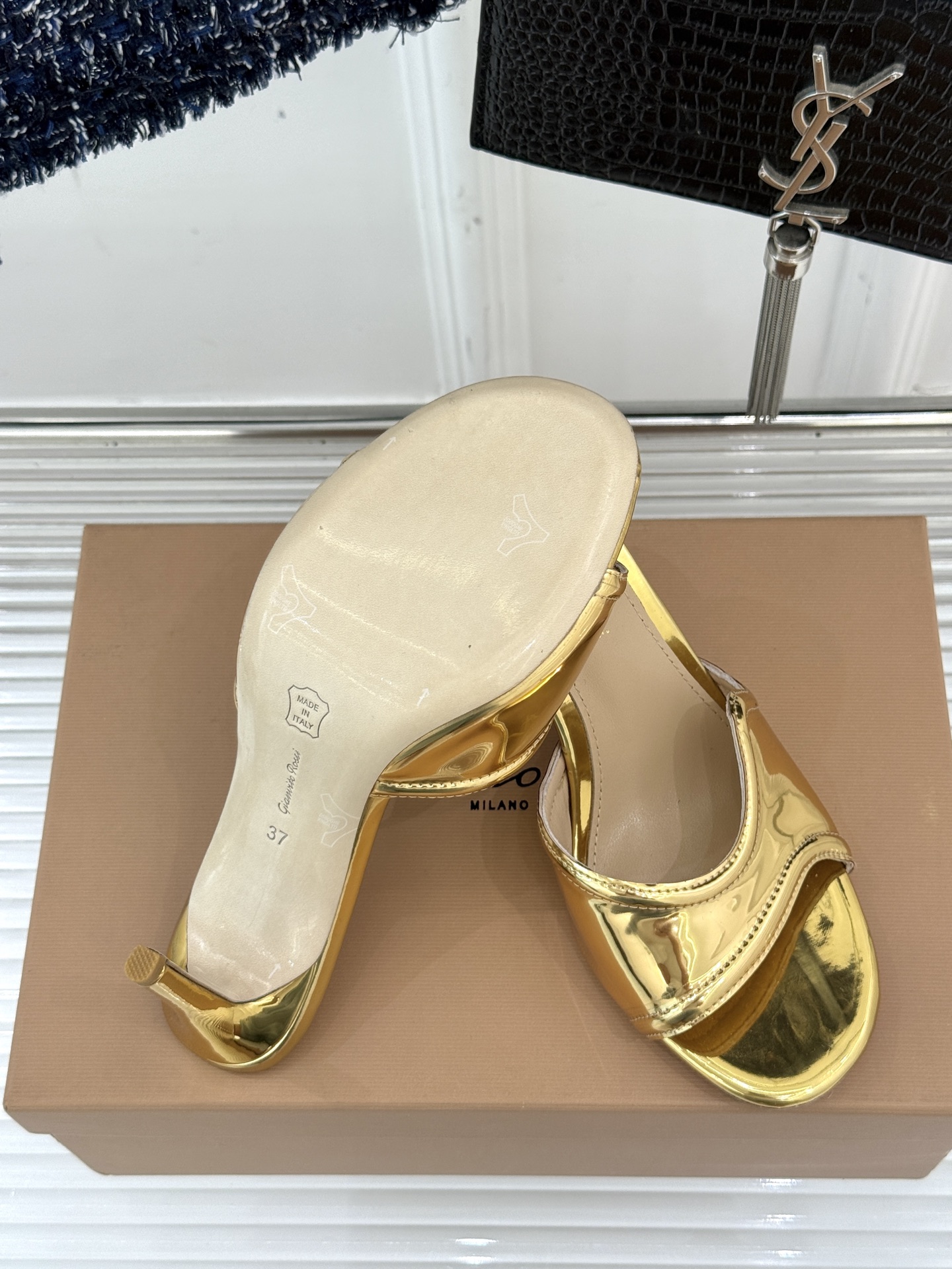 
GianvitoRossi/吉安维托罗西经典
绝美高跟拖鞋
本季细带高跟凉鞋也太美了吧
仙女必备！婚礼