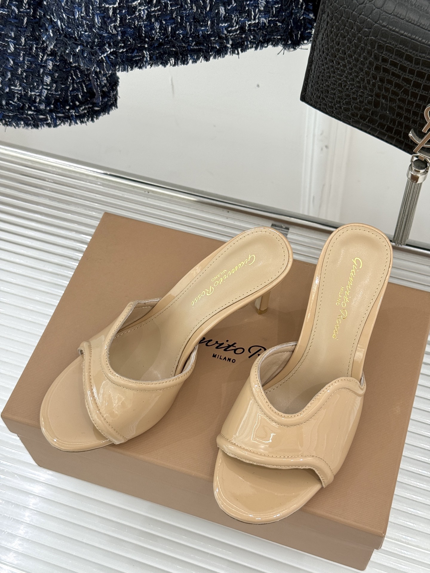 
GianvitoRossi/吉安维托罗西经典
绝美高跟拖鞋
本季细带高跟凉鞋也太美了吧
仙女必备！婚礼