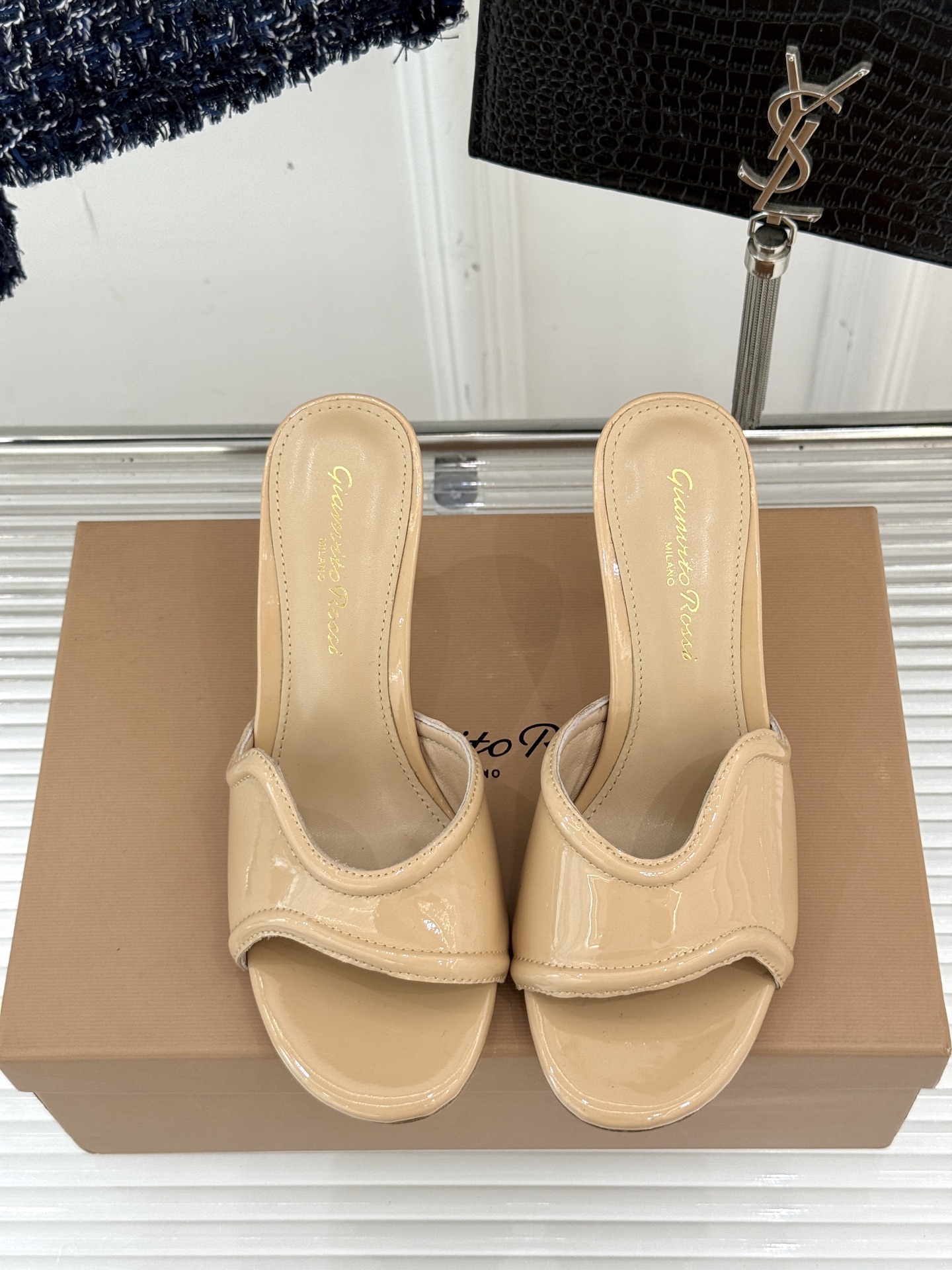 
GianvitoRossi/吉安维托罗西经典
绝美高跟拖鞋
本季细带高跟凉鞋也太美了吧
仙女必备！婚礼