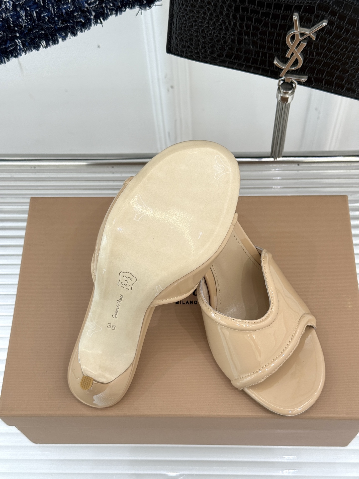 
GianvitoRossi/吉安维托罗西经典
绝美高跟拖鞋
本季细带高跟凉鞋也太美了吧
仙女必备！婚礼