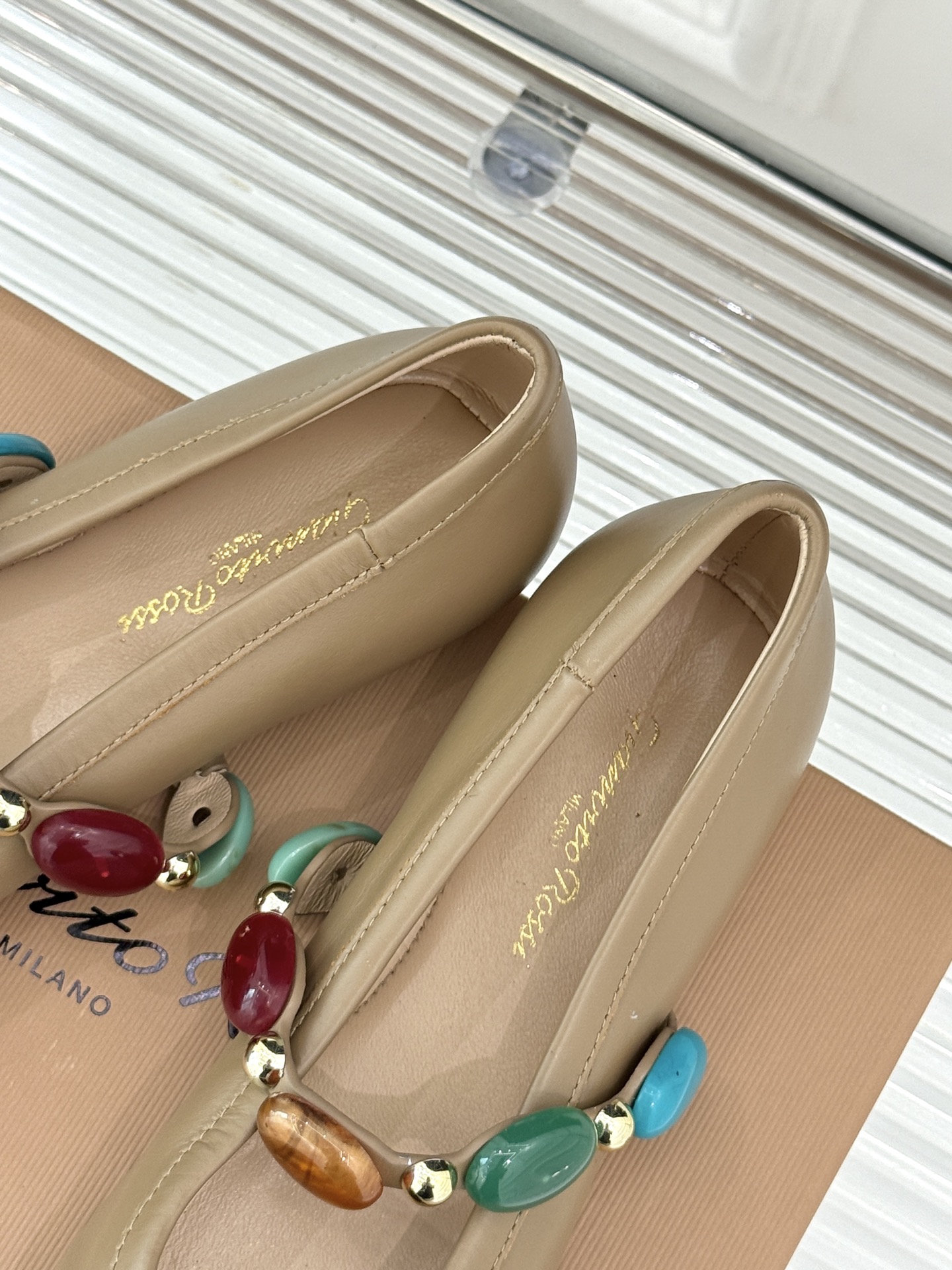 
GianvitoRossi/吉安维托罗西经典
复古绝美宝石💎玛丽珍鞋
经典复古 少女心爆炸💥
搭配小裙