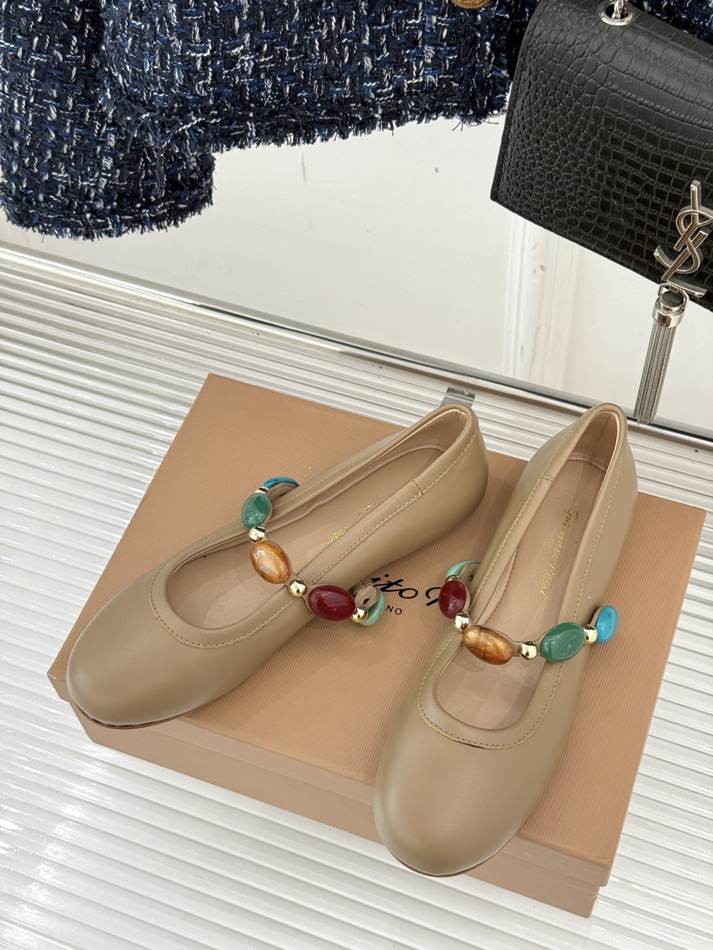 
GianvitoRossi/吉安维托罗西经典
复古绝美宝石💎玛丽珍鞋
经典复古 少女心爆炸💥
搭配小裙