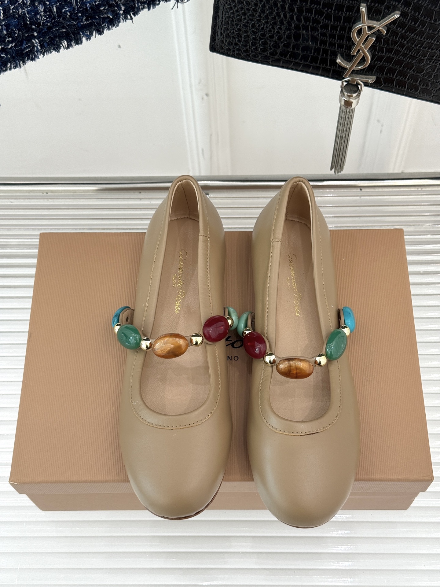 
GianvitoRossi/吉安维托罗西经典
复古绝美宝石💎玛丽珍鞋
经典复古 少女心爆炸💥
搭配小裙
