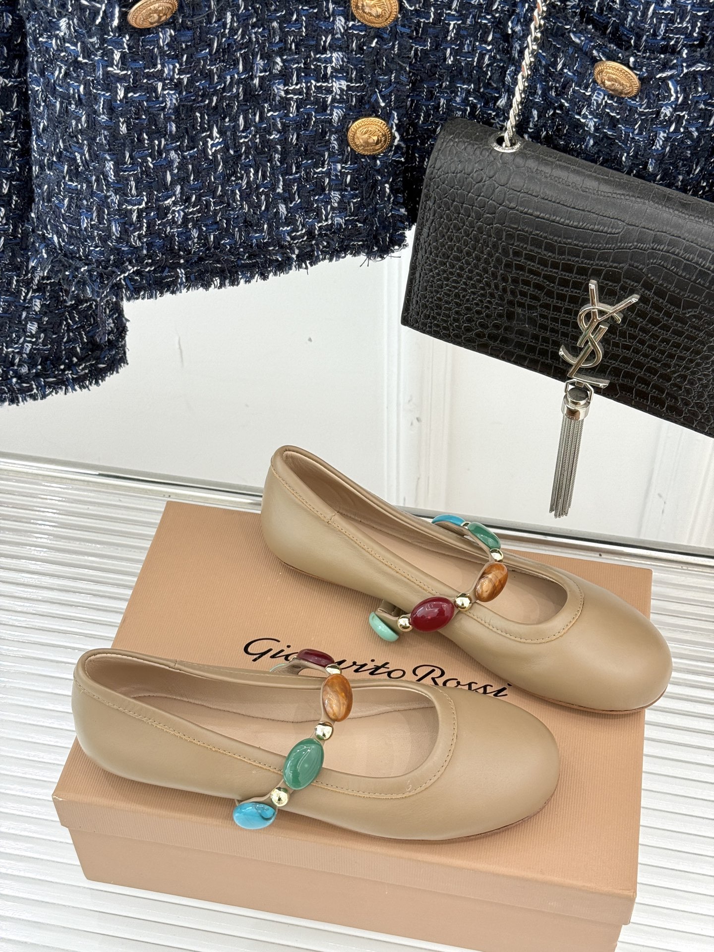 
GianvitoRossi/吉安维托罗西经典
复古绝美宝石💎玛丽珍鞋
经典复古 少女心爆炸💥
搭配小裙