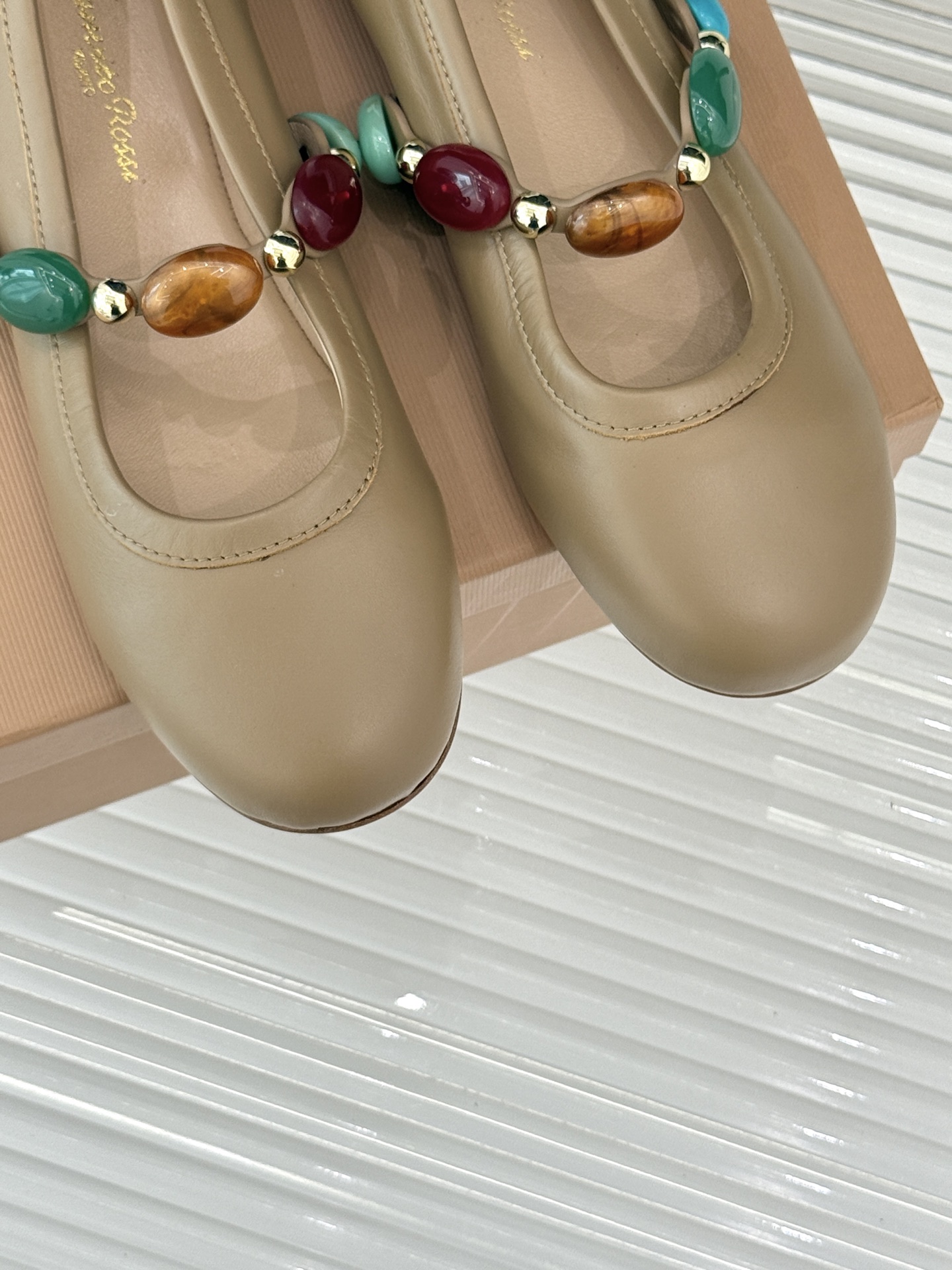 
GianvitoRossi/吉安维托罗西经典
复古绝美宝石💎玛丽珍鞋
经典复古 少女心爆炸💥
搭配小裙