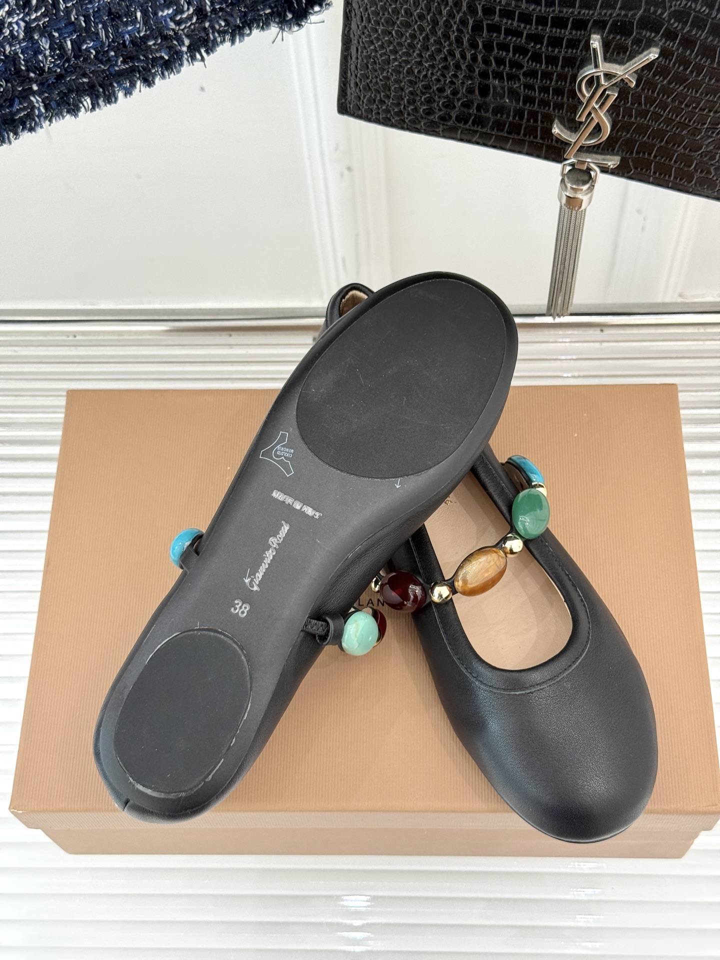 
GianvitoRossi/吉安维托罗西经典
复古绝美宝石💎玛丽珍鞋
经典复古 少女心爆炸💥
搭配小裙