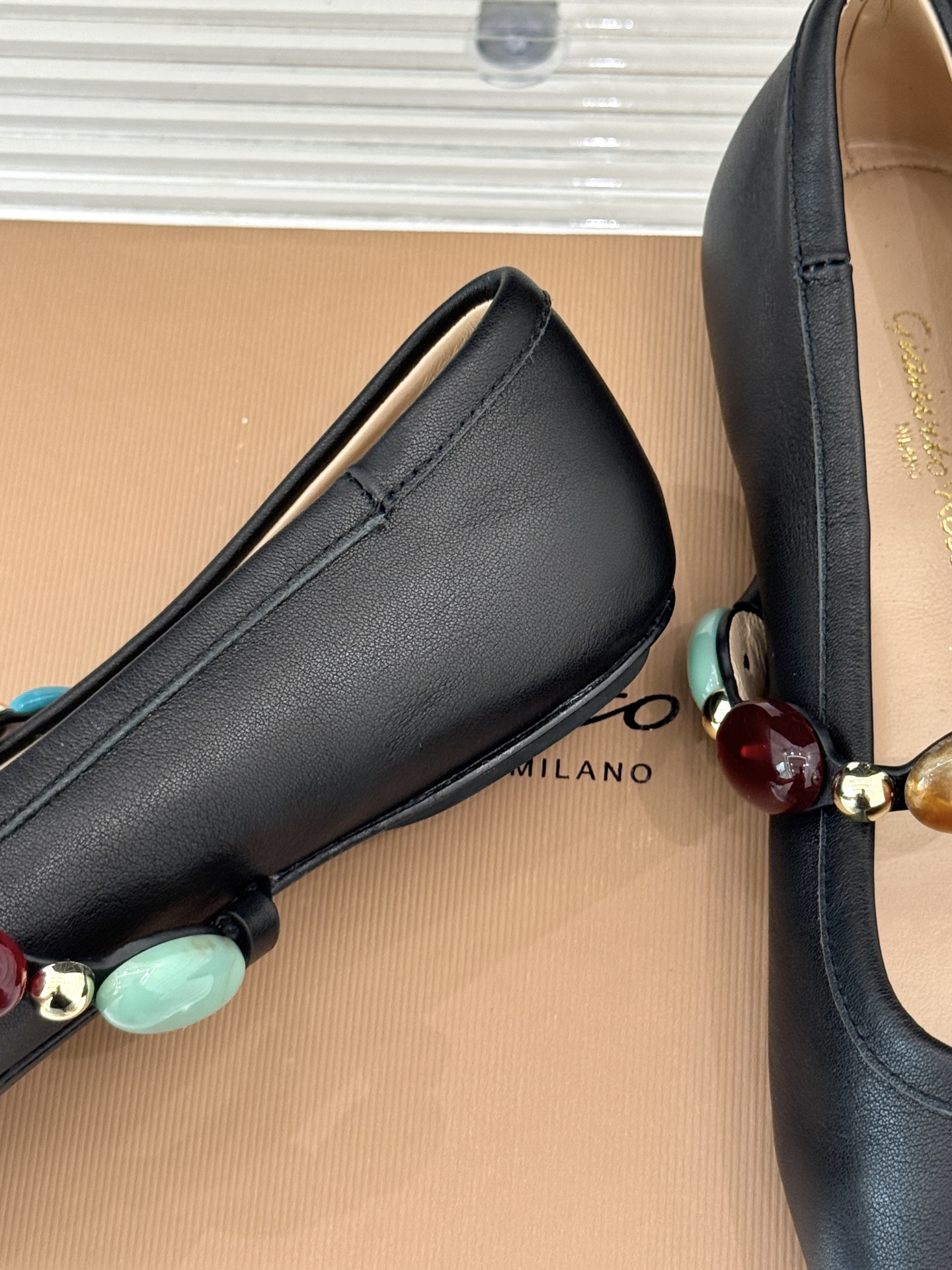 
GianvitoRossi/吉安维托罗西经典
复古绝美宝石💎玛丽珍鞋
经典复古 少女心爆炸💥
搭配小裙