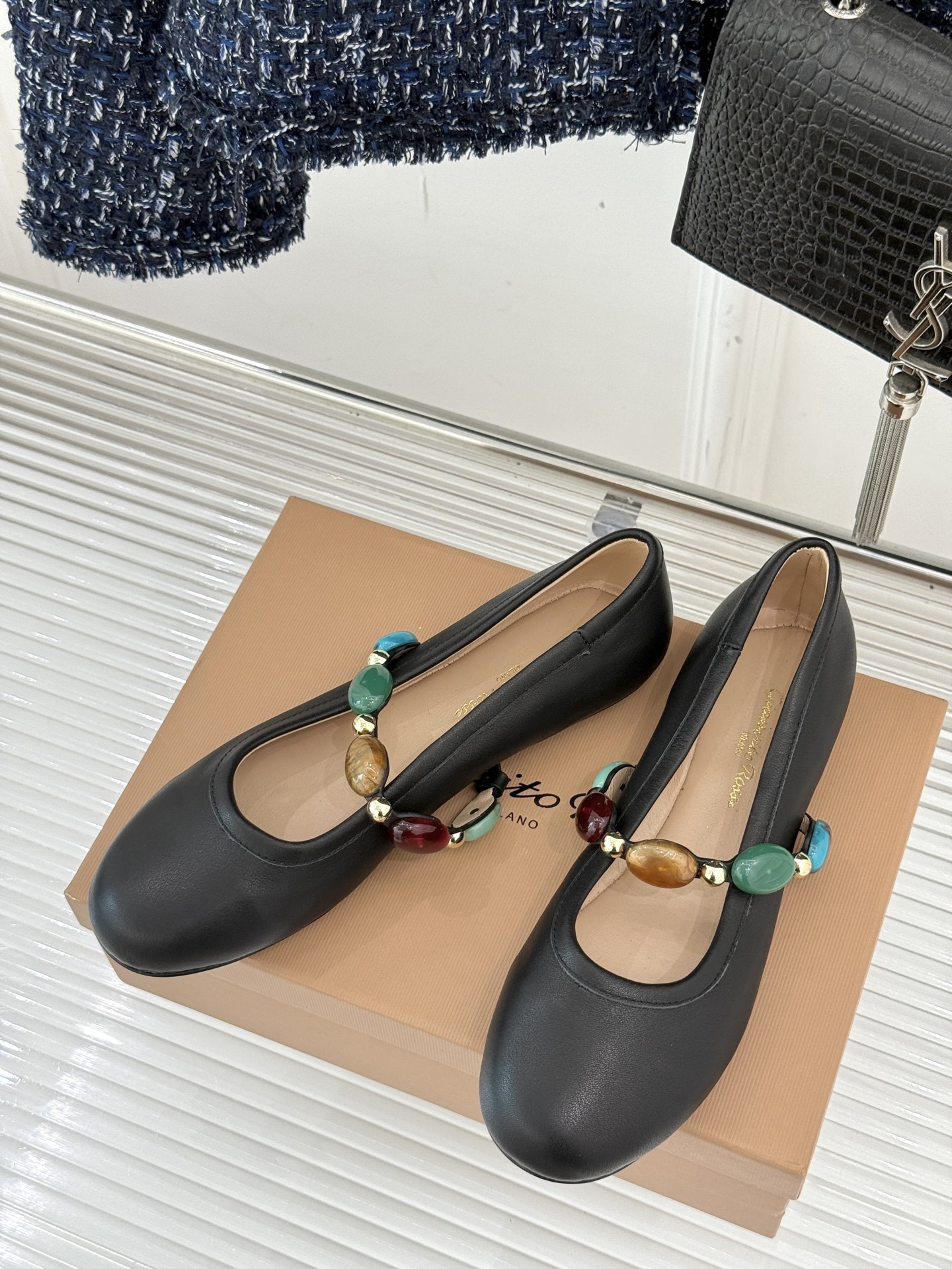 
GianvitoRossi/吉安维托罗西经典
复古绝美宝石💎玛丽珍鞋
经典复古 少女心爆炸💥
搭配小裙