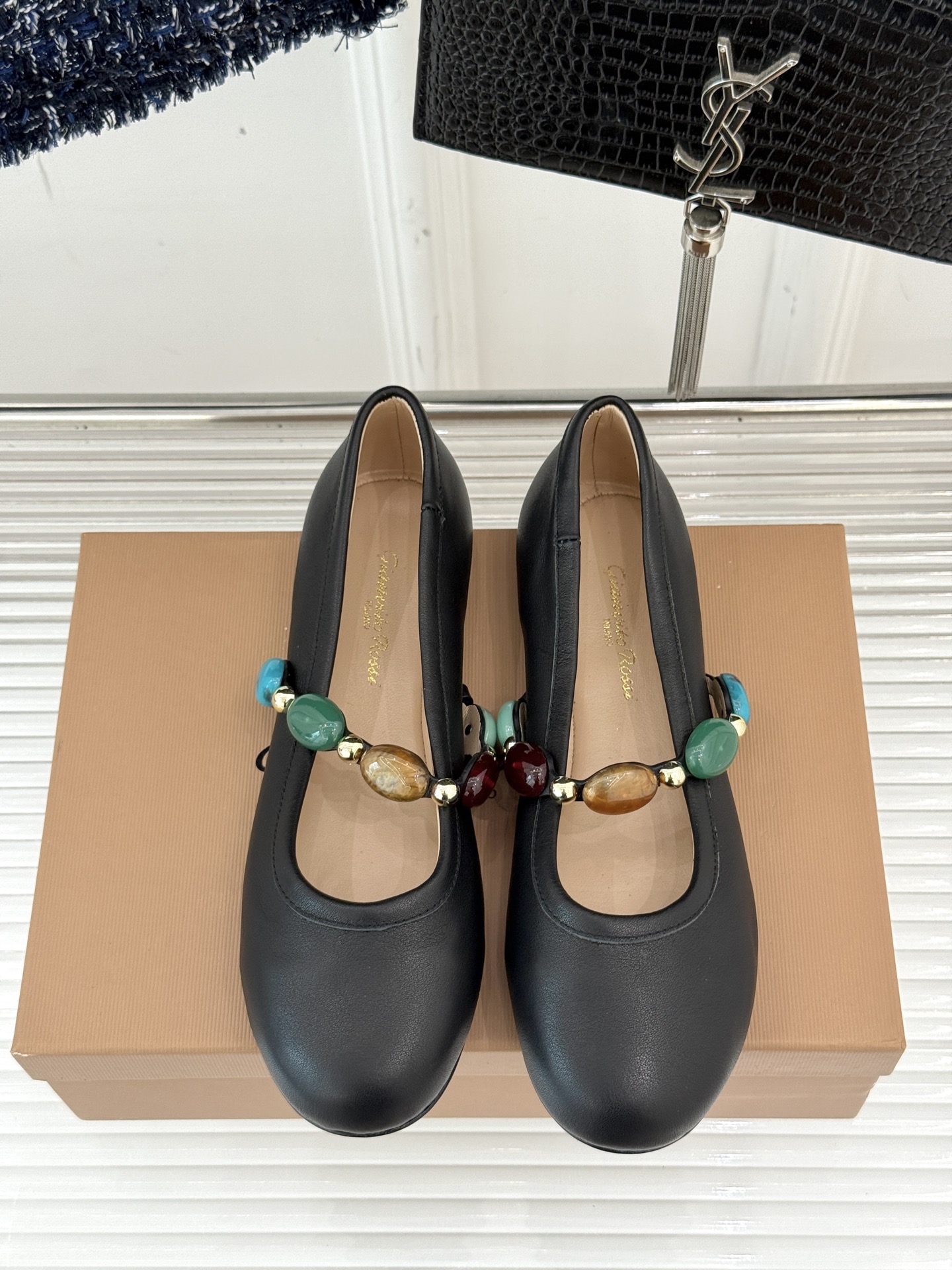 
GianvitoRossi/吉安维托罗西经典
复古绝美宝石💎玛丽珍鞋
经典复古 少女心爆炸💥
搭配小裙