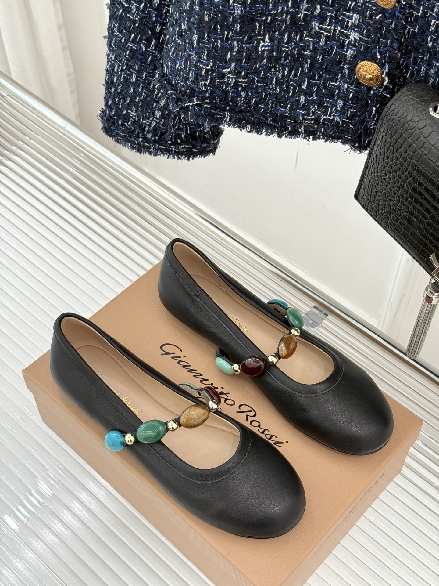 
GianvitoRossi/吉安维托罗西经典
复古绝美宝石💎玛丽珍鞋
经典复古 少女心爆炸💥
搭配小裙