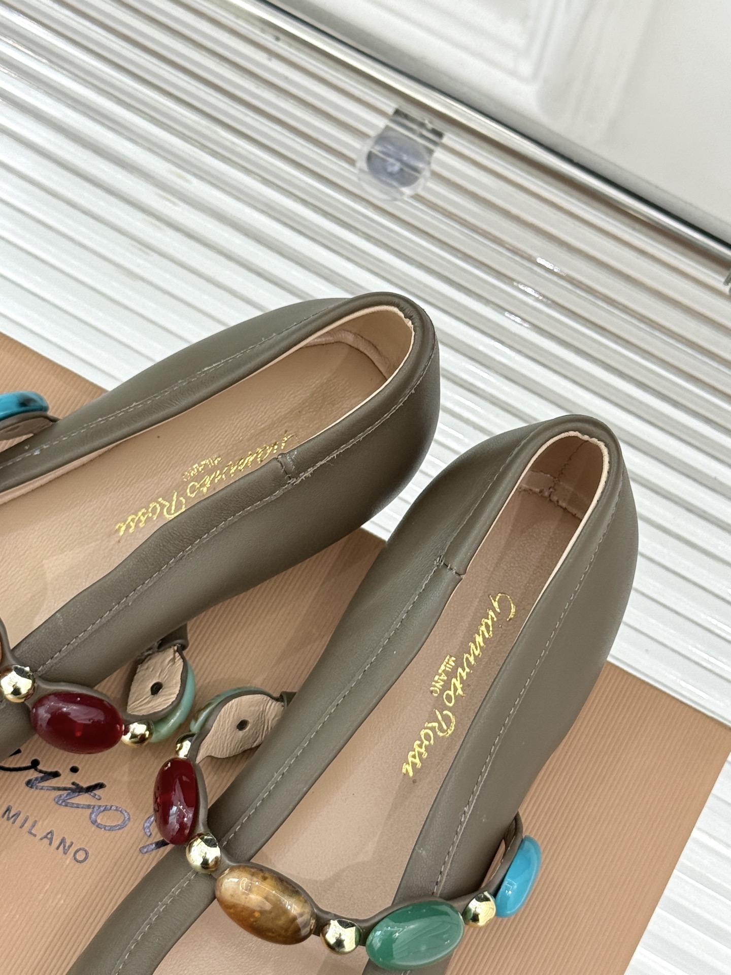 
GianvitoRossi/吉安维托罗西经典
复古绝美宝石💎玛丽珍鞋
经典复古 少女心爆炸💥
搭配小裙