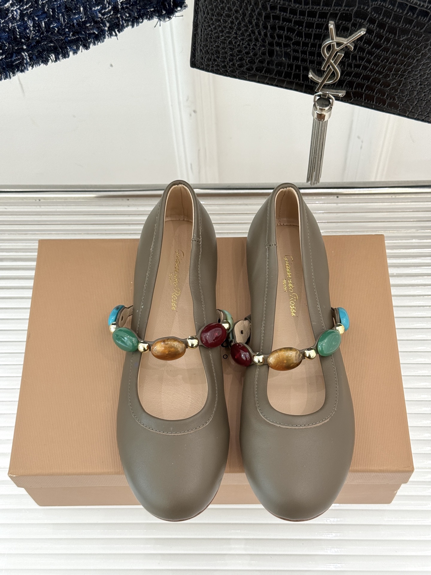 
GianvitoRossi/吉安维托罗西经典
复古绝美宝石💎玛丽珍鞋
经典复古 少女心爆炸💥
搭配小裙