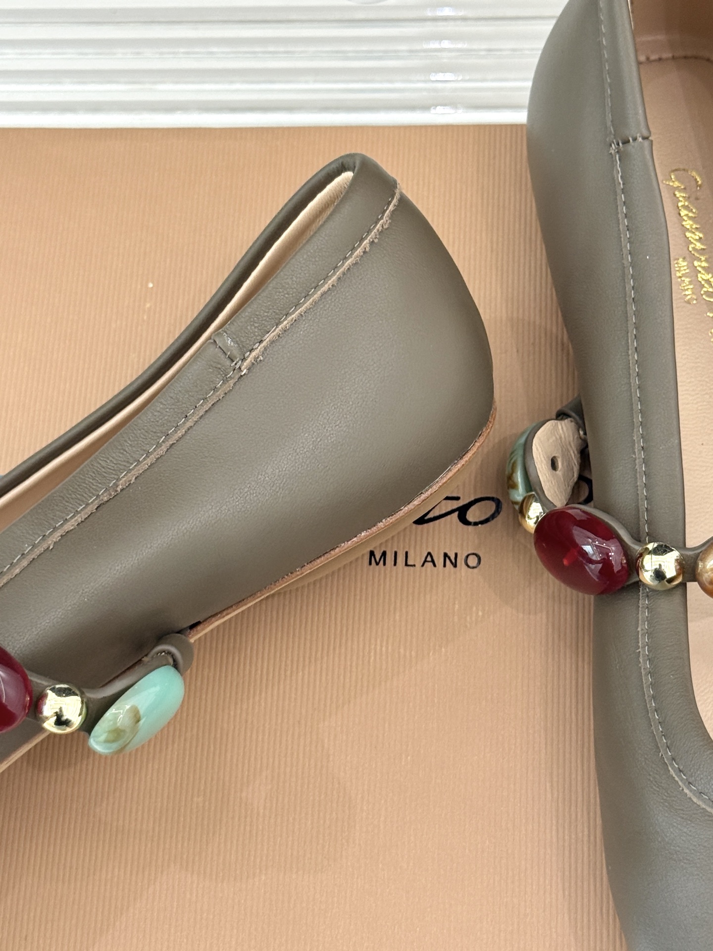 
GianvitoRossi/吉安维托罗西经典
复古绝美宝石💎玛丽珍鞋
经典复古 少女心爆炸💥
搭配小裙