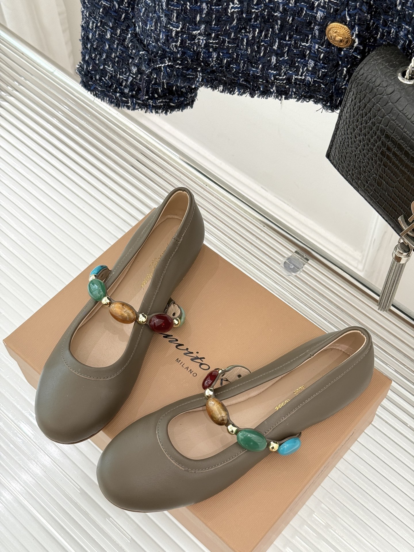 
GianvitoRossi/吉安维托罗西经典
复古绝美宝石💎玛丽珍鞋
经典复古 少女心爆炸💥
搭配小裙