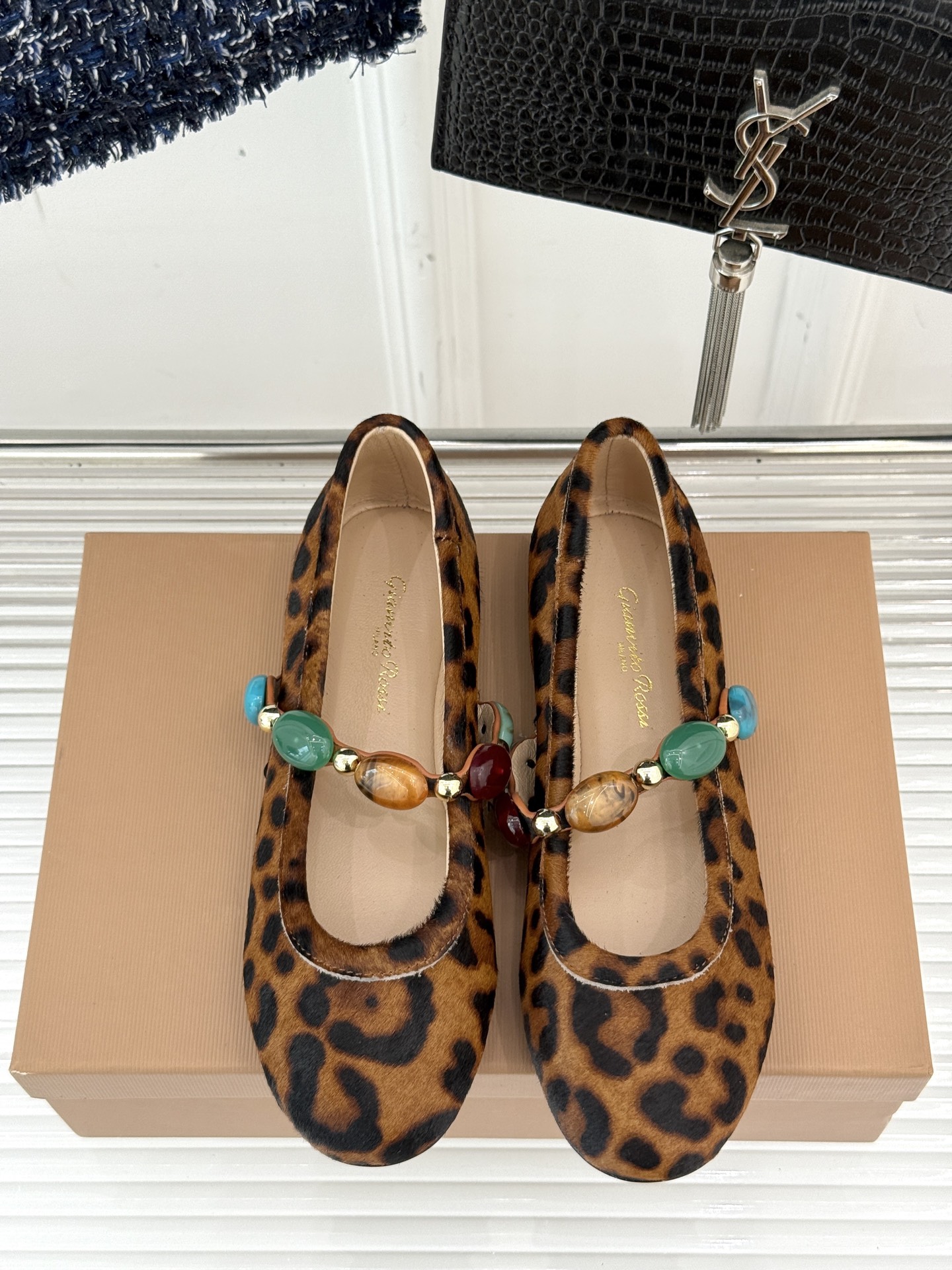 
GianvitoRossi/吉安维托罗西经典
复古绝美宝石💎玛丽珍鞋
经典复古 少女心爆炸💥
搭配小裙