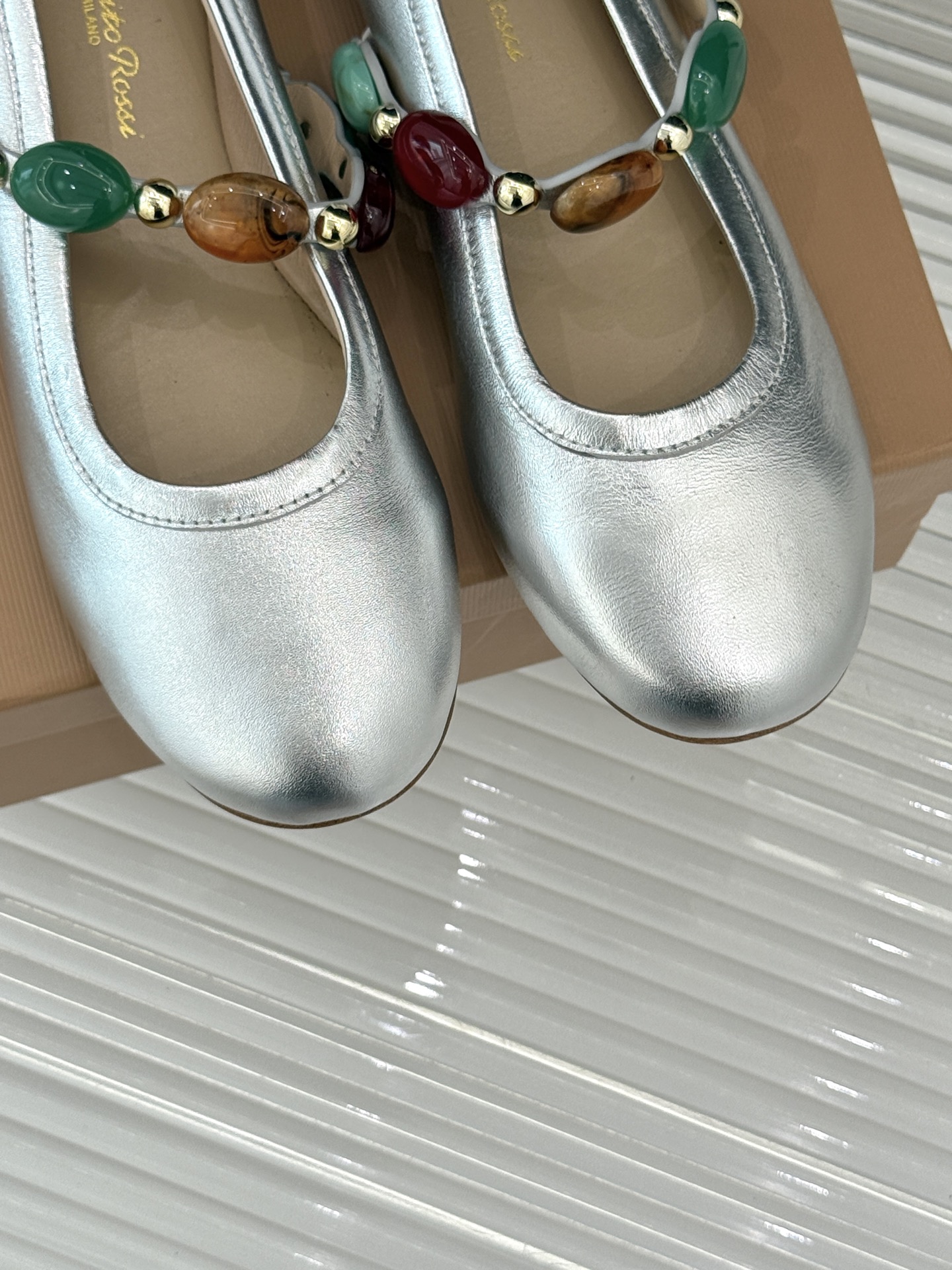 
GianvitoRossi/吉安维托罗西经典
复古绝美宝石💎玛丽珍鞋
经典复古 少女心爆炸💥
搭配小裙