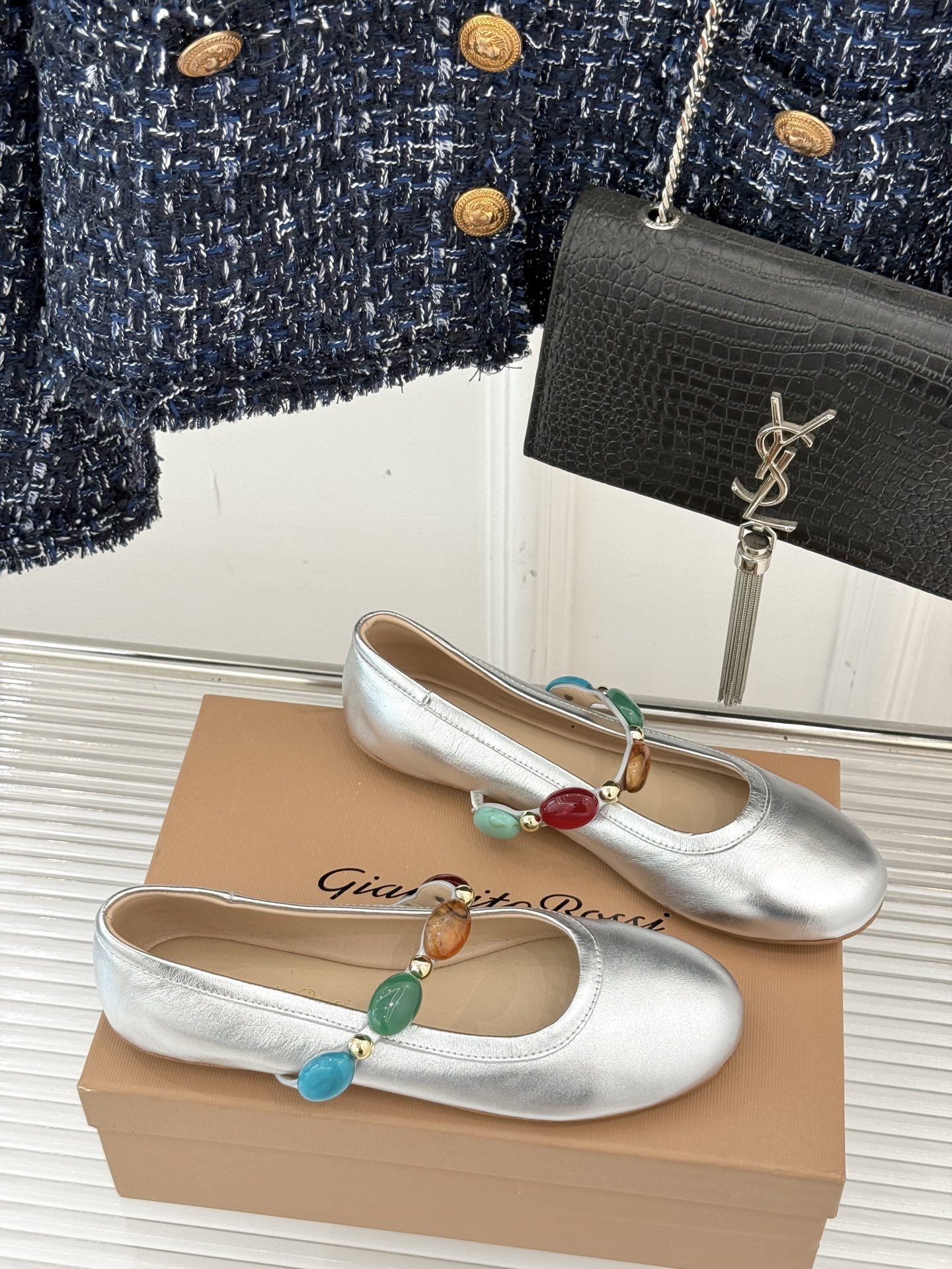 
GianvitoRossi/吉安维托罗西经典
复古绝美宝石💎玛丽珍鞋
经典复古 少女心爆炸💥
搭配小裙