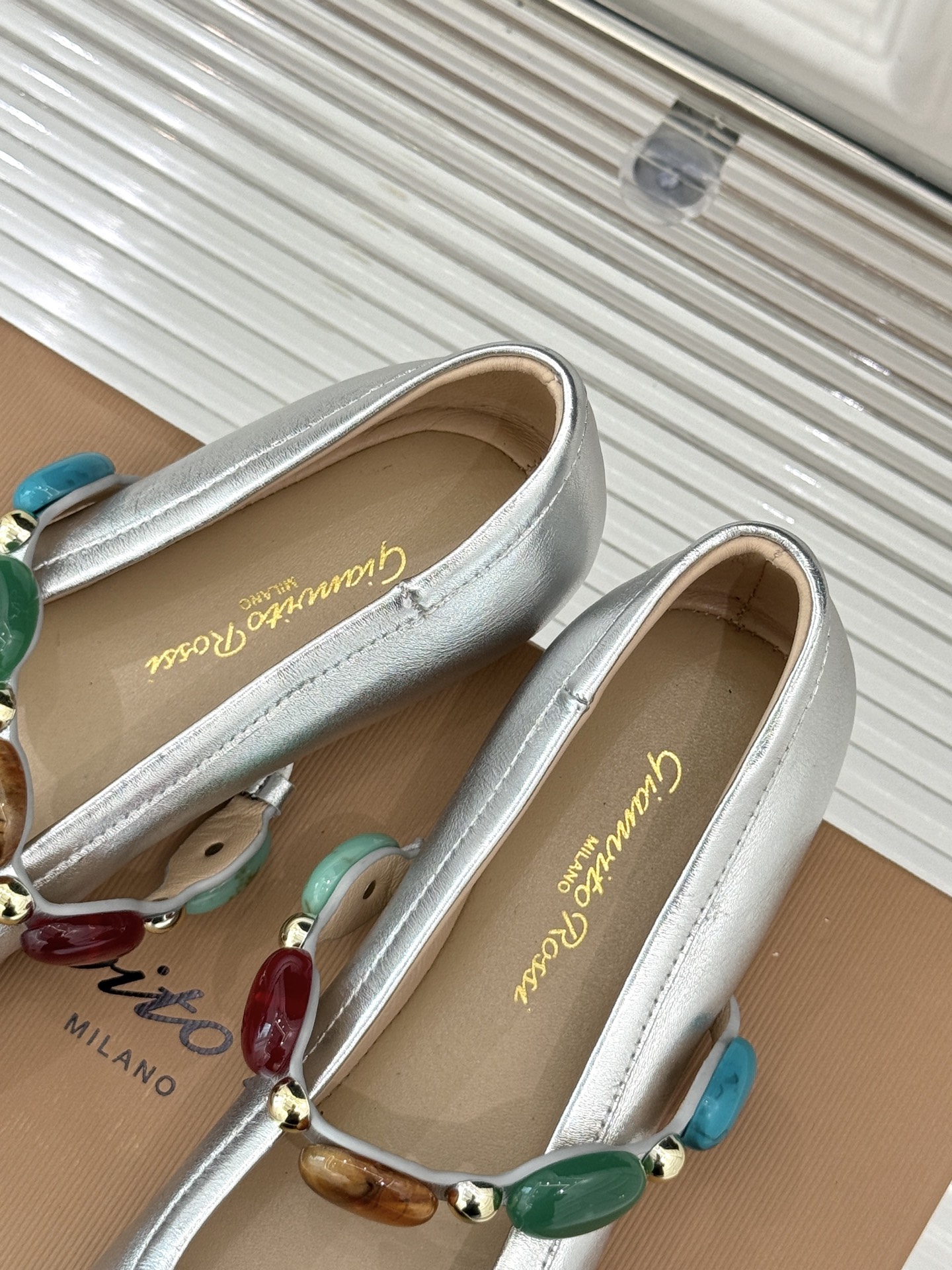
GianvitoRossi/吉安维托罗西经典
复古绝美宝石💎玛丽珍鞋
经典复古 少女心爆炸💥
搭配小裙