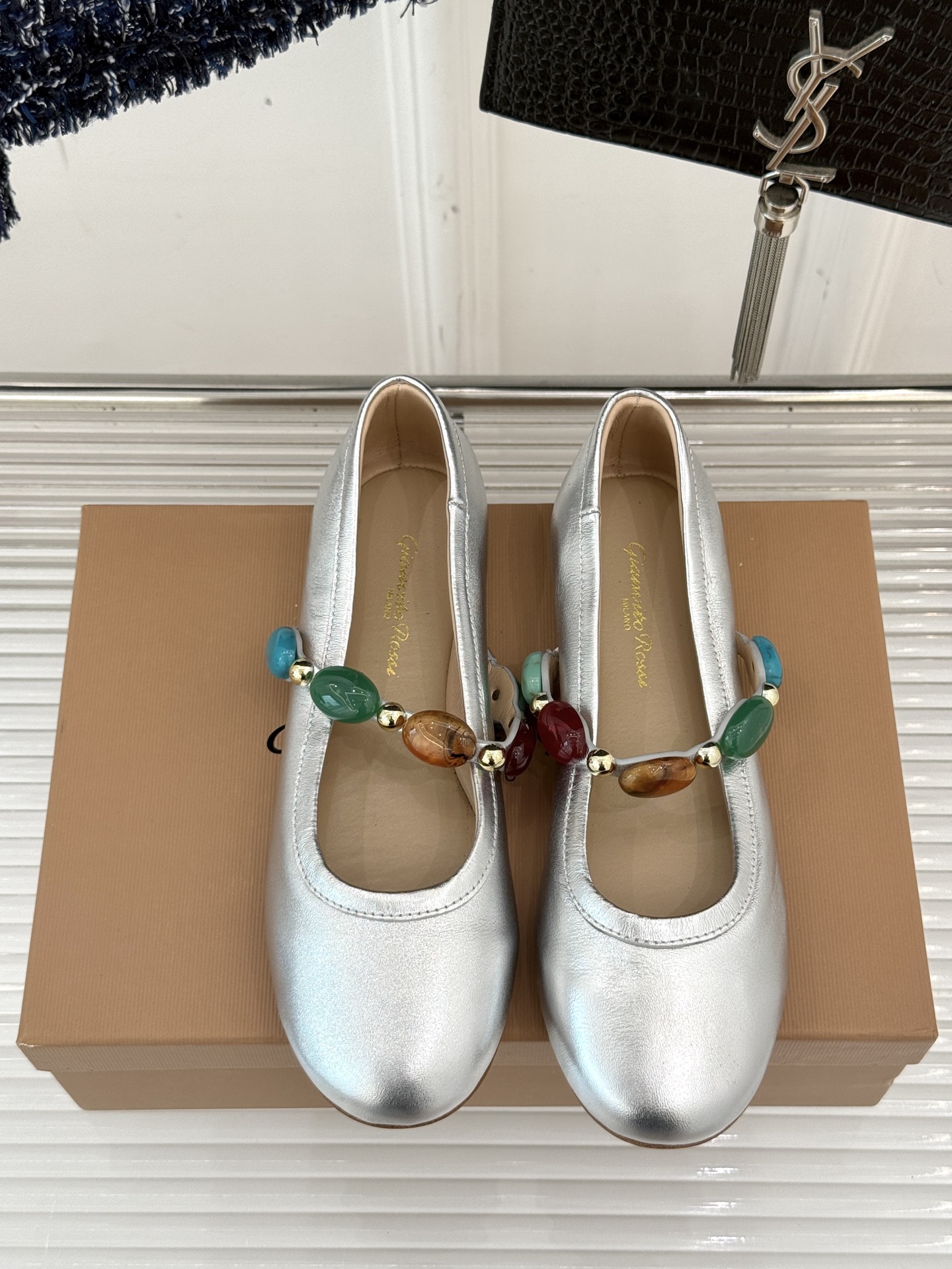 
GianvitoRossi/吉安维托罗西经典
复古绝美宝石💎玛丽珍鞋
经典复古 少女心爆炸💥
搭配小裙