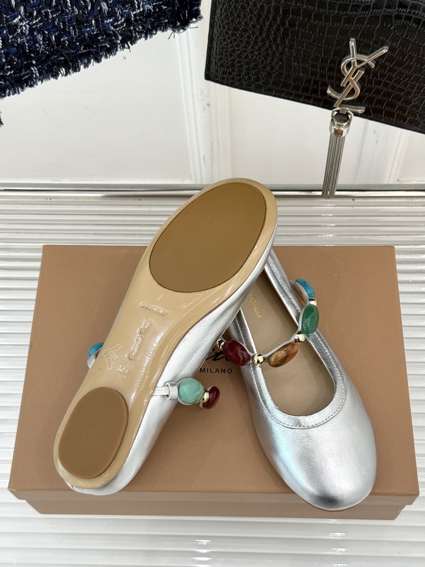 
GianvitoRossi/吉安维托罗西经典
复古绝美宝石💎玛丽珍鞋
经典复古 少女心爆炸💥
搭配小裙
