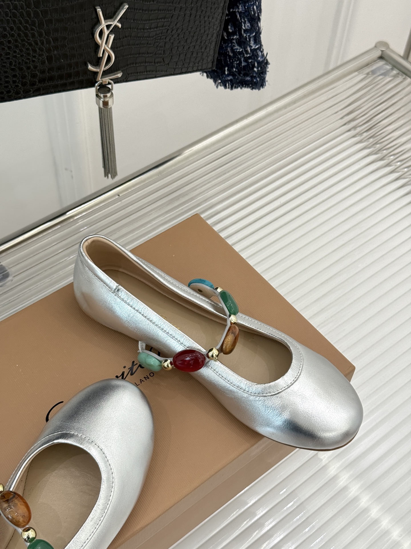 
GianvitoRossi/吉安维托罗西经典
复古绝美宝石💎玛丽珍鞋
经典复古 少女心爆炸💥
搭配小裙