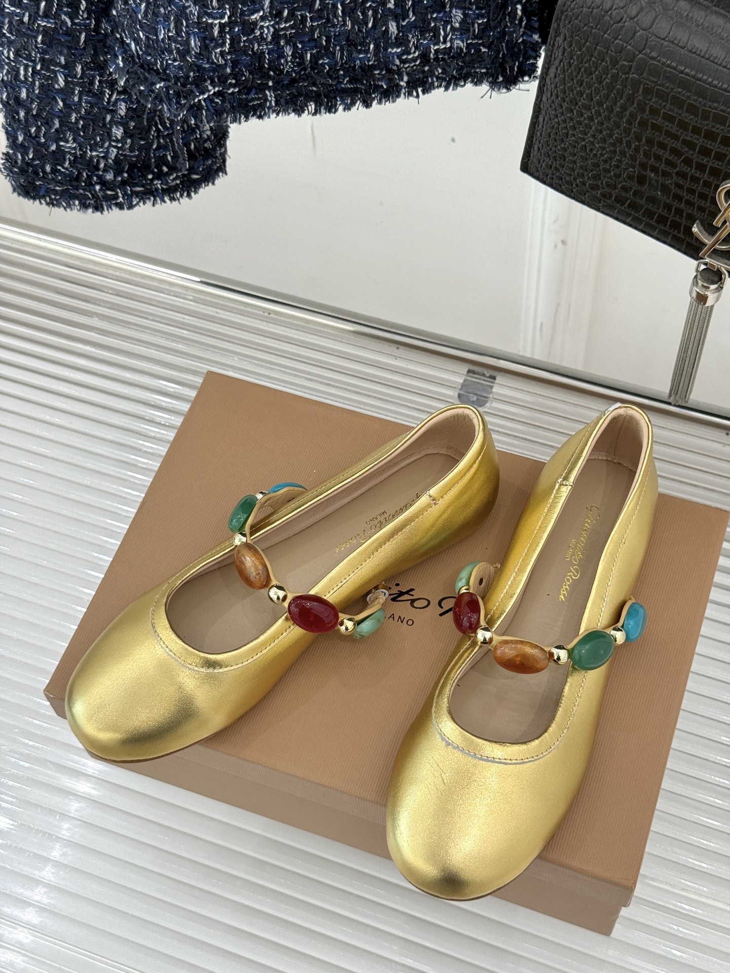 
GianvitoRossi/吉安维托罗西经典
复古绝美宝石💎玛丽珍鞋
经典复古 少女心爆炸💥
搭配小裙