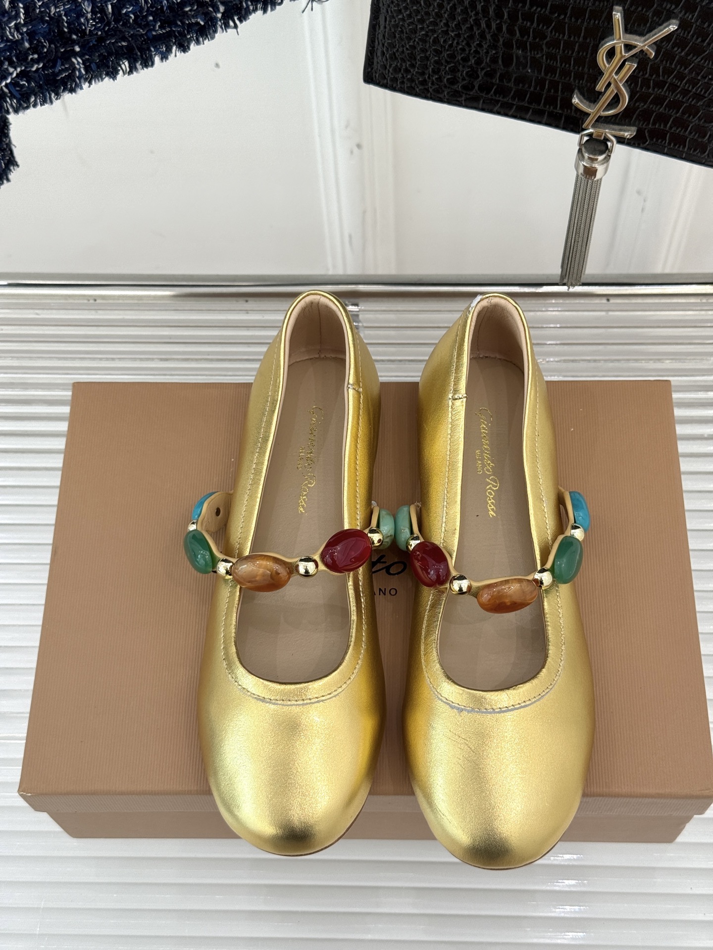
GianvitoRossi/吉安维托罗西经典
复古绝美宝石💎玛丽珍鞋
经典复古 少女心爆炸💥
搭配小裙