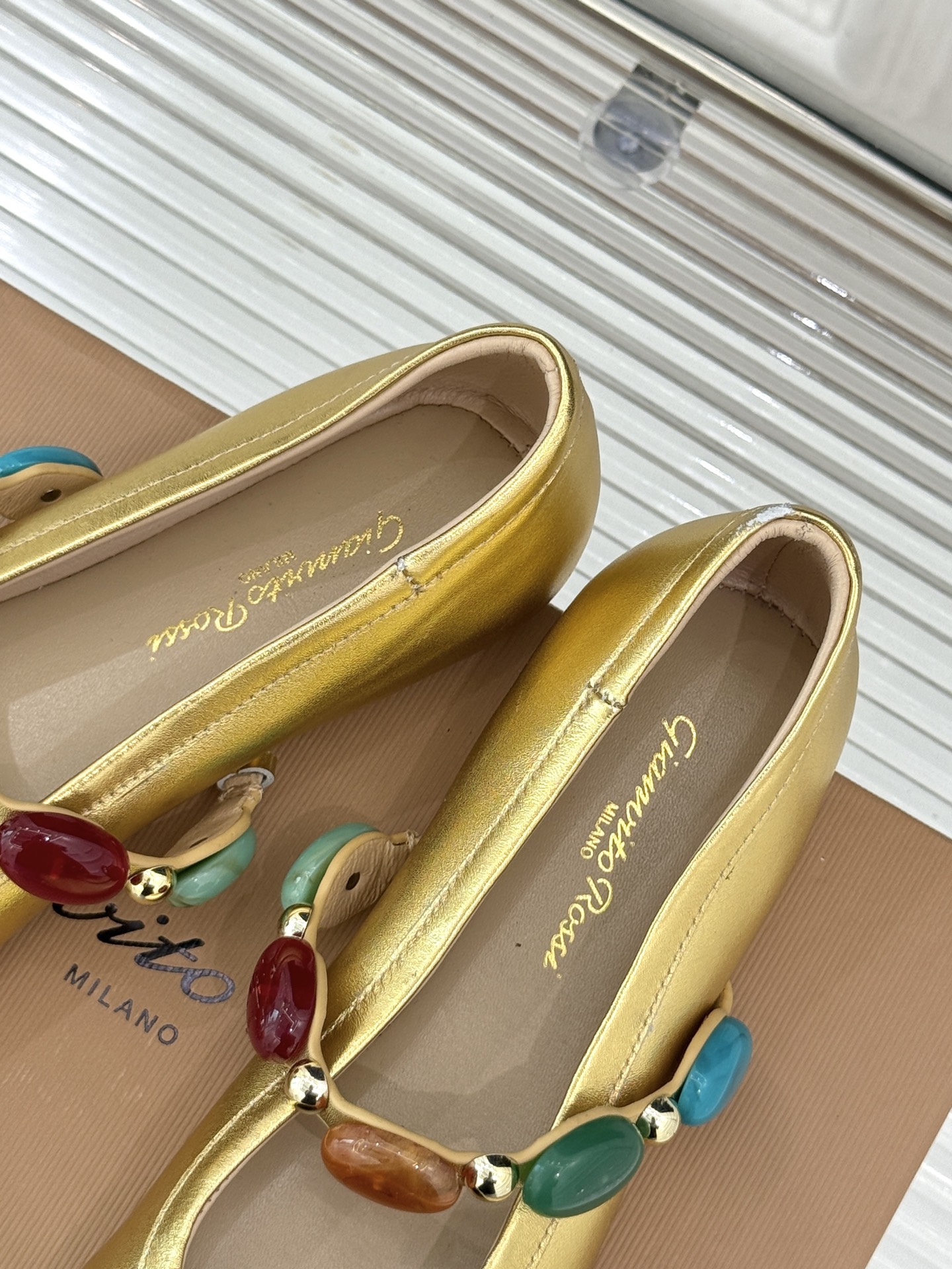 
GianvitoRossi/吉安维托罗西经典
复古绝美宝石💎玛丽珍鞋
经典复古 少女心爆炸💥
搭配小裙