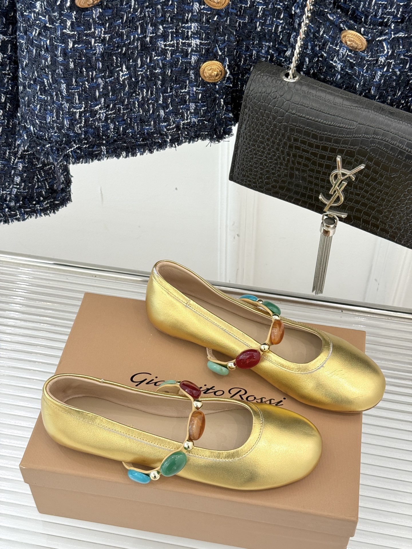 
GianvitoRossi/吉安维托罗西经典
复古绝美宝石💎玛丽珍鞋
经典复古 少女心爆炸💥
搭配小裙